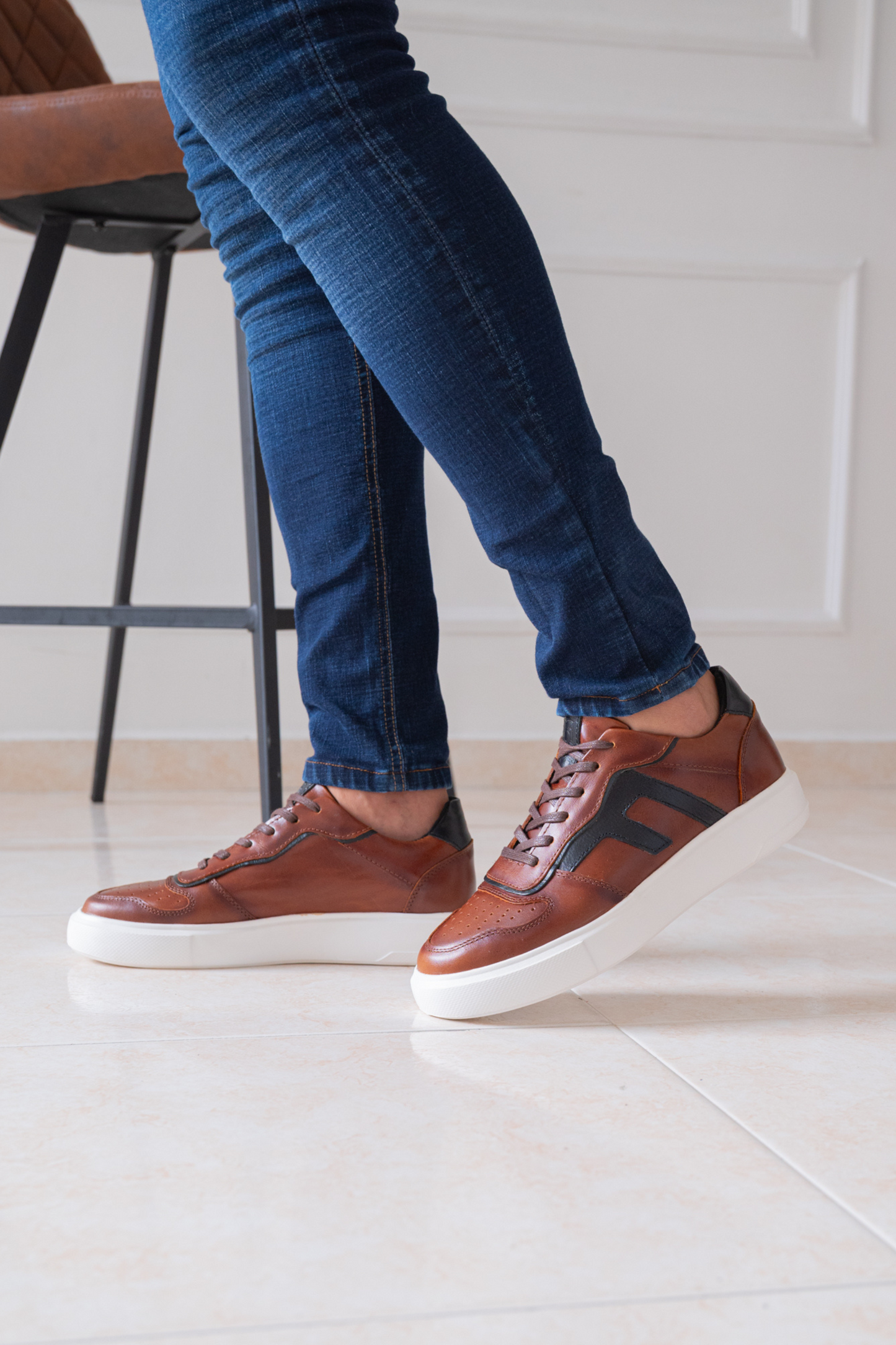 TENIS EN CUERO PARA HOMBRE COLOR COÑAC X AZUL REF: 616 PARMA