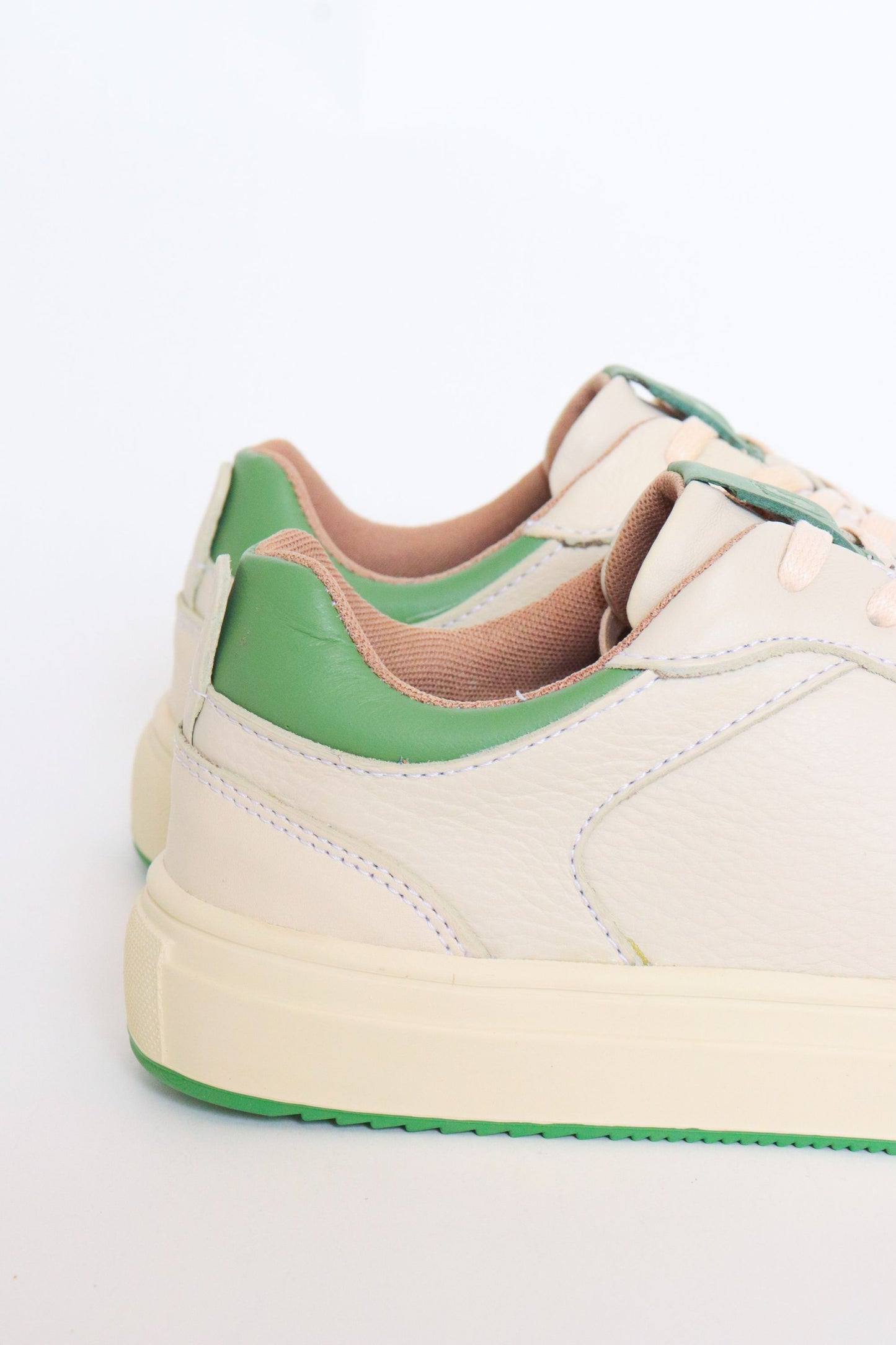 TENIS MARCO DE CUERO PARA HOMBRE CREMA X VERDE / REF: CLCK 2012