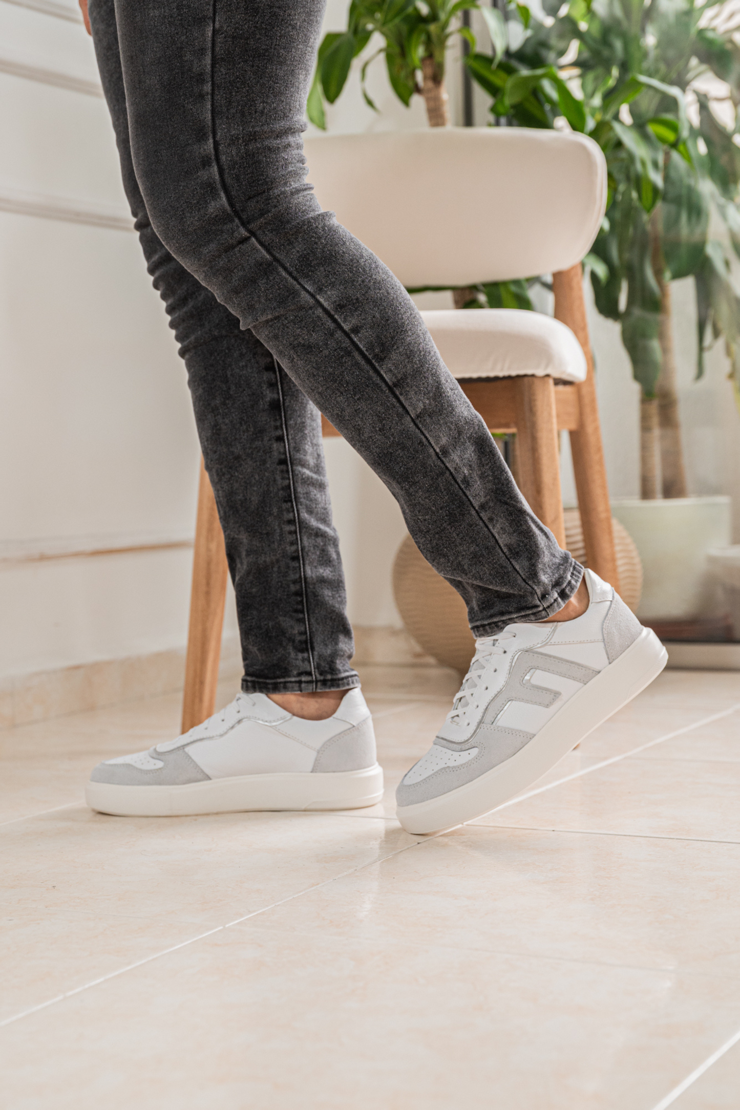 TENIS EN CUERO PARA HOMBRE COLOR BLANCO X GRIS REF: 616 PARMA