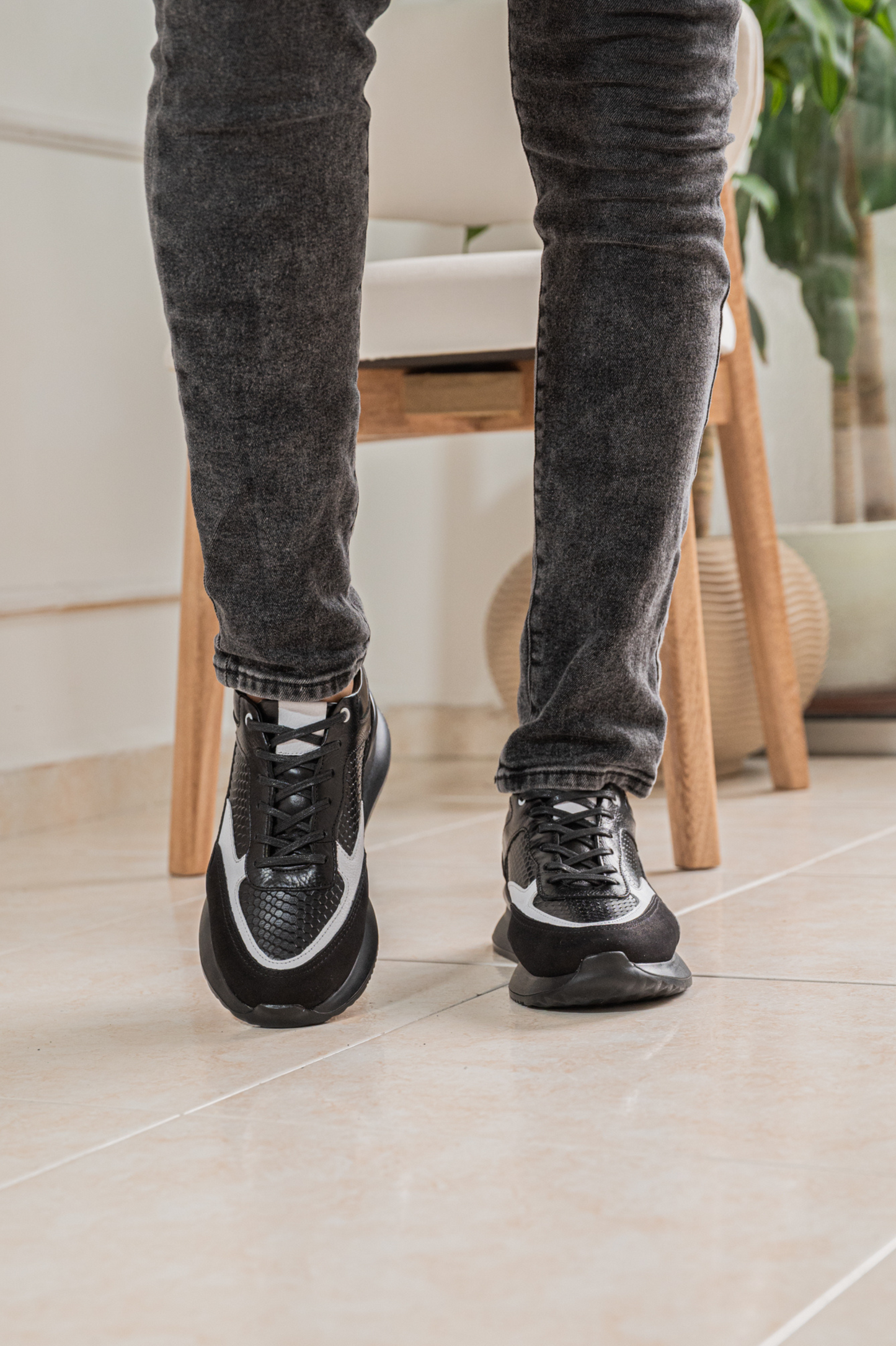 TENIS EN CUERO PARA HOMBRE NEGRO REF: C22 QATAR