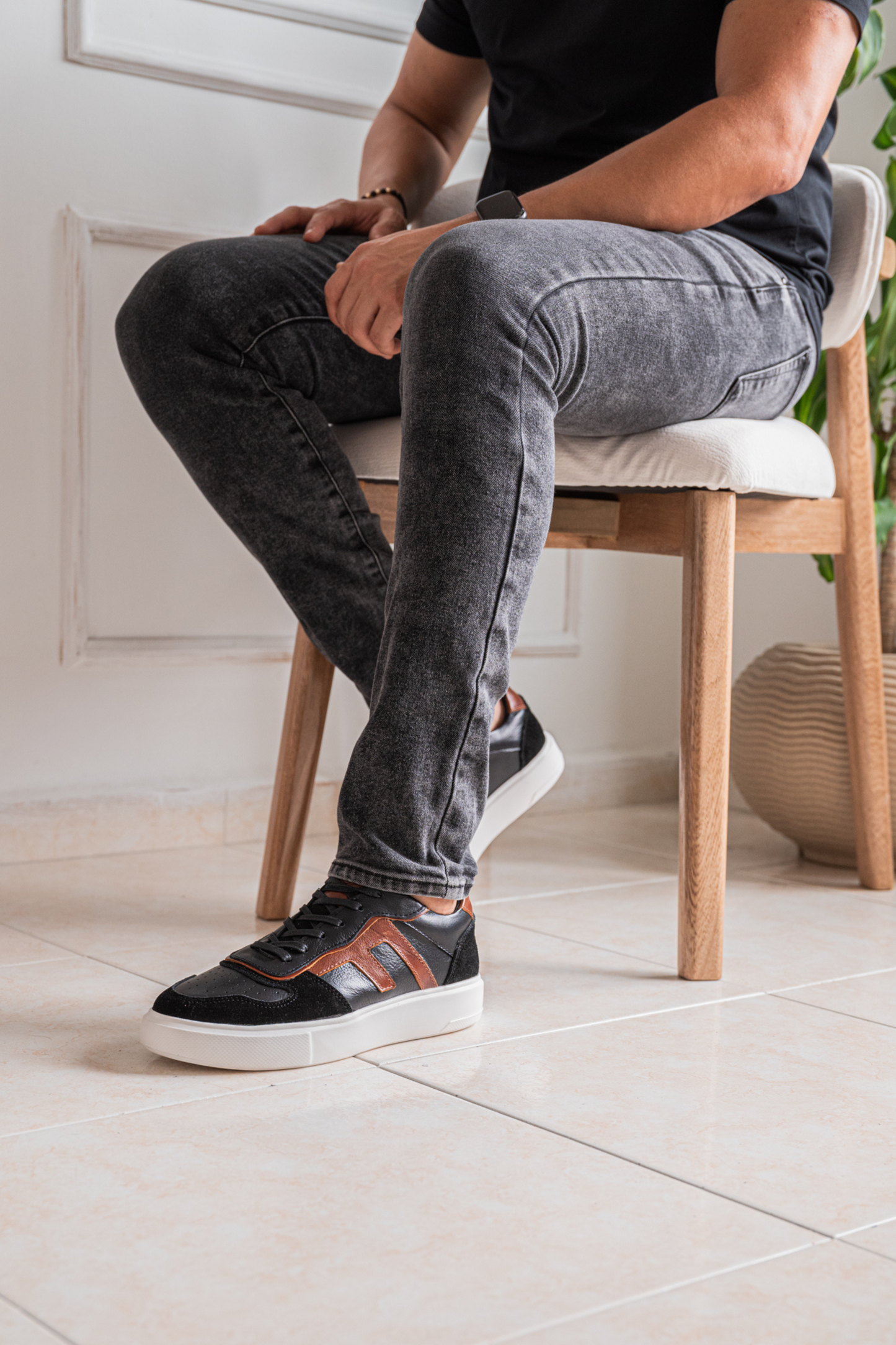 TENIS EN CUERO PARA HOMBRE COLOR NEGRO X MIEL REF: 616 PARMA