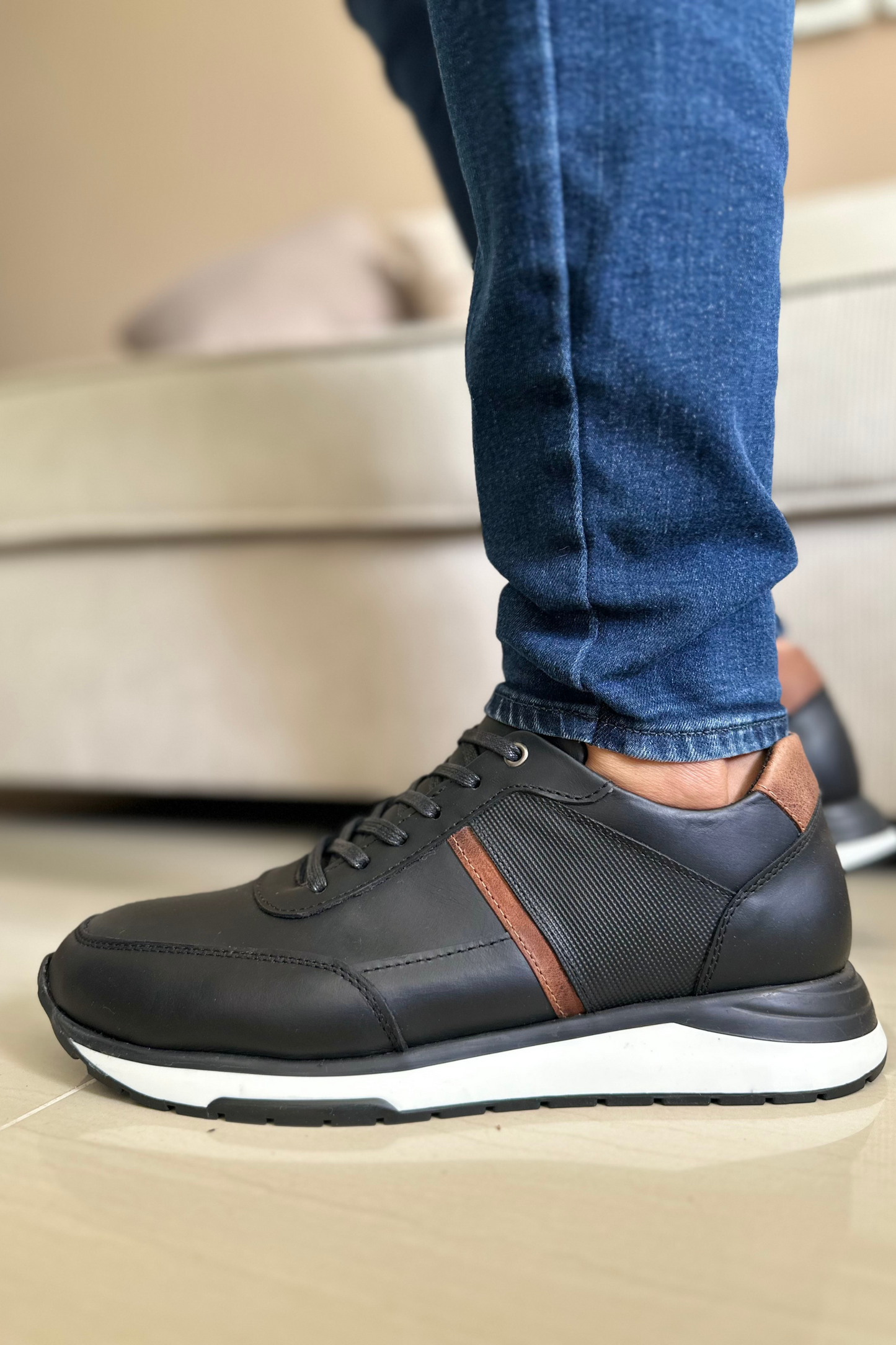 TENIS PARA HOMBRE EN CUERO NEGRO X COÑAC REF: MANCHESTER 60-0