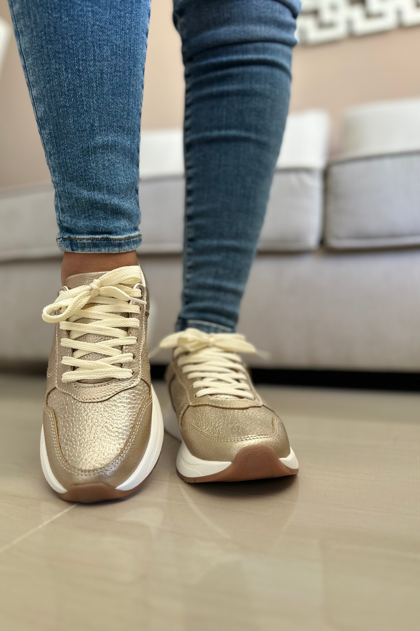 SNEAKER PARA DAMA EN CUERO DORADO REF: DOHA