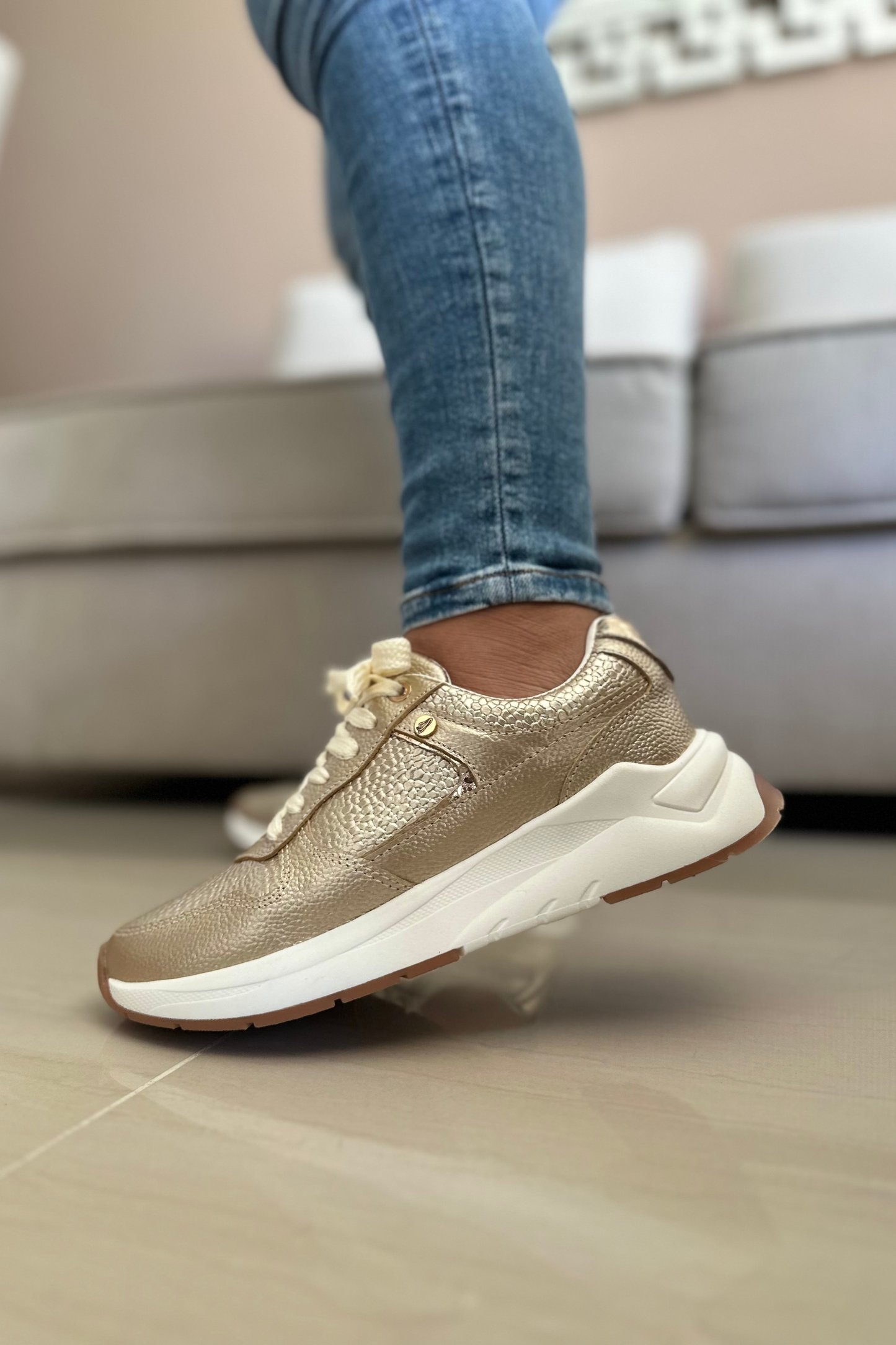 SNEAKER PARA DAMA EN CUERO DORADO REF: DOHA