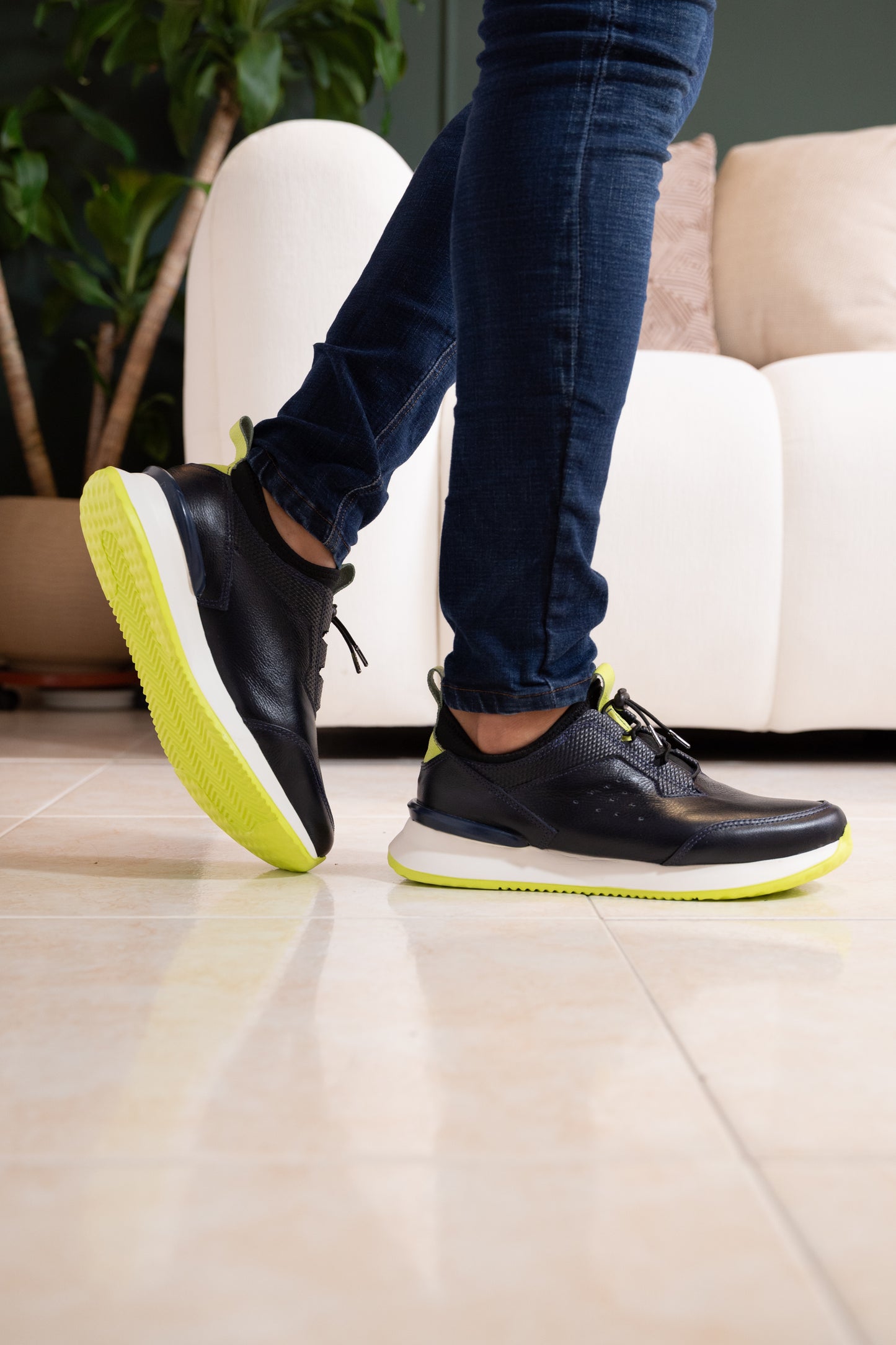 TENIS PARA HOMBRE EN CUERO AZUL X SUELA BLANCA VERDE / REF: VIGO D 19