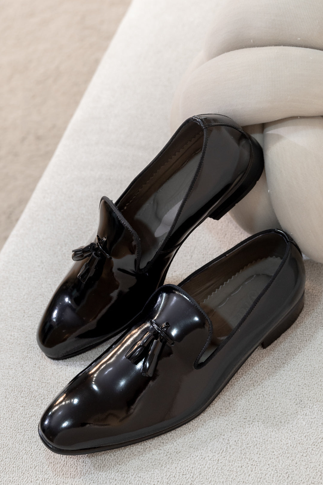 SLIPPERS BASILIO EN CUERO NEGRO BRILLANTE PARA HOMBRE / REF: LUZ 1707