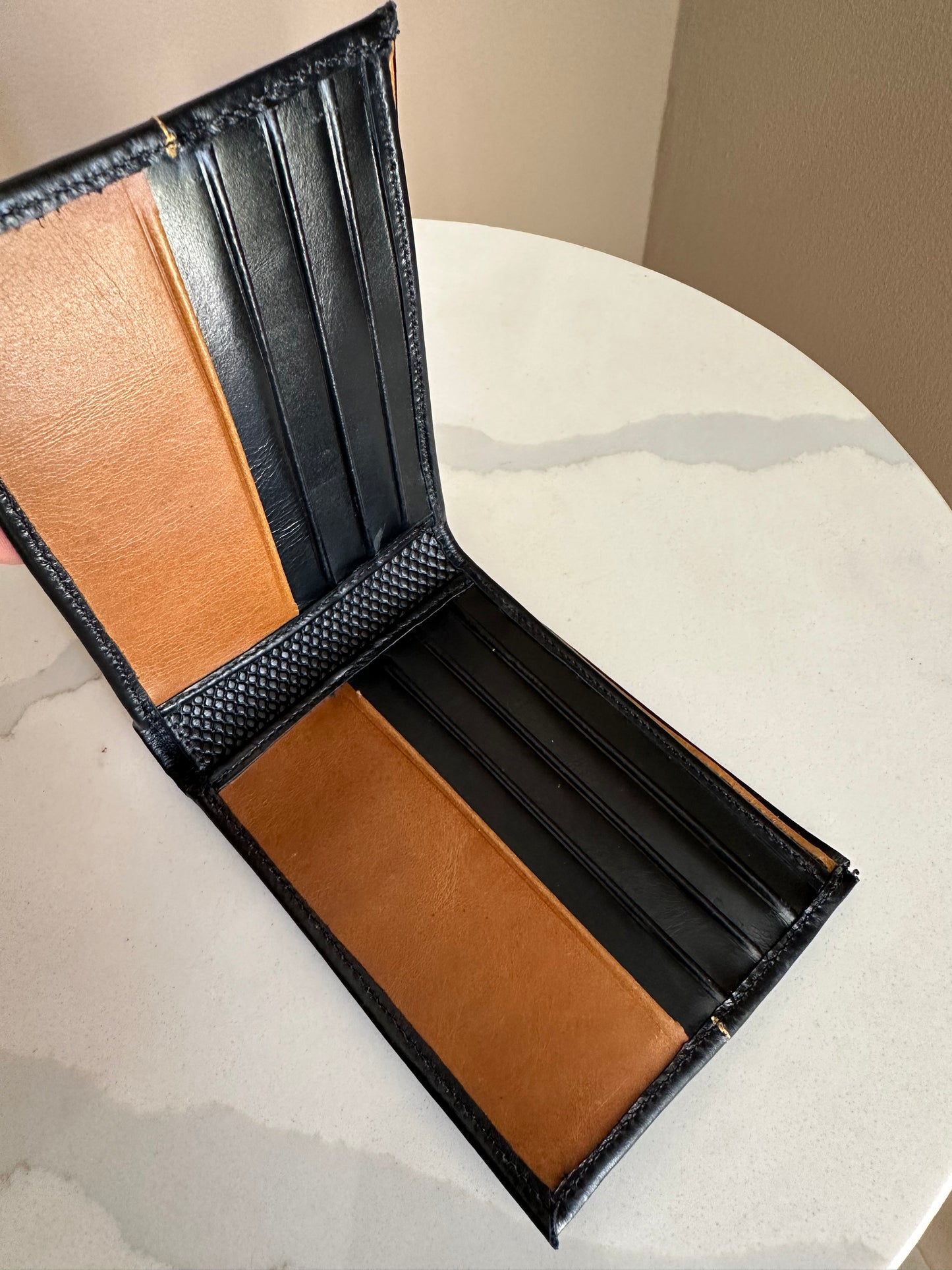 BILLETERA EN CUERO NEGRO PARA HOMBRE