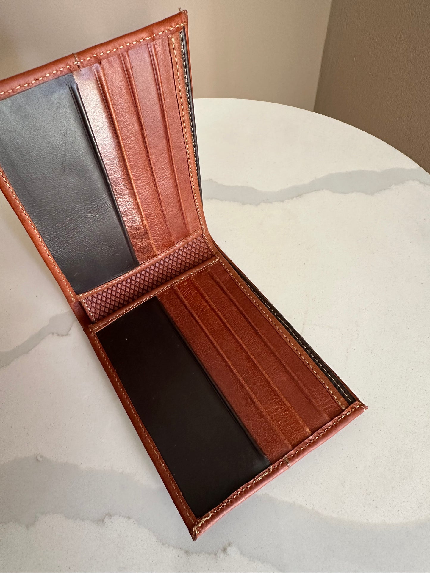 BILLETERA EN CUERO MIEL PARA HOMBRE