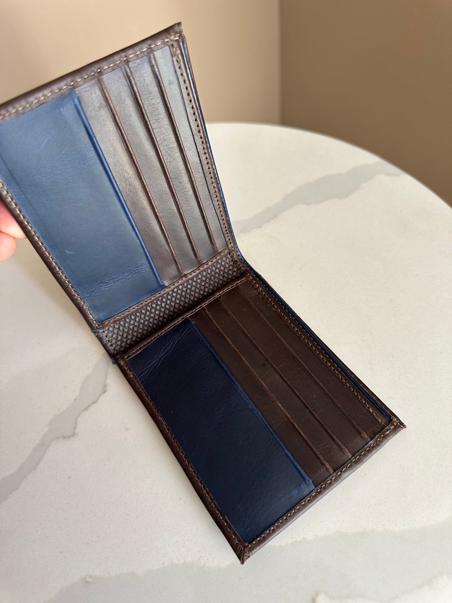 BILLETERA EN CUERO CAFE PARA HOMBRE