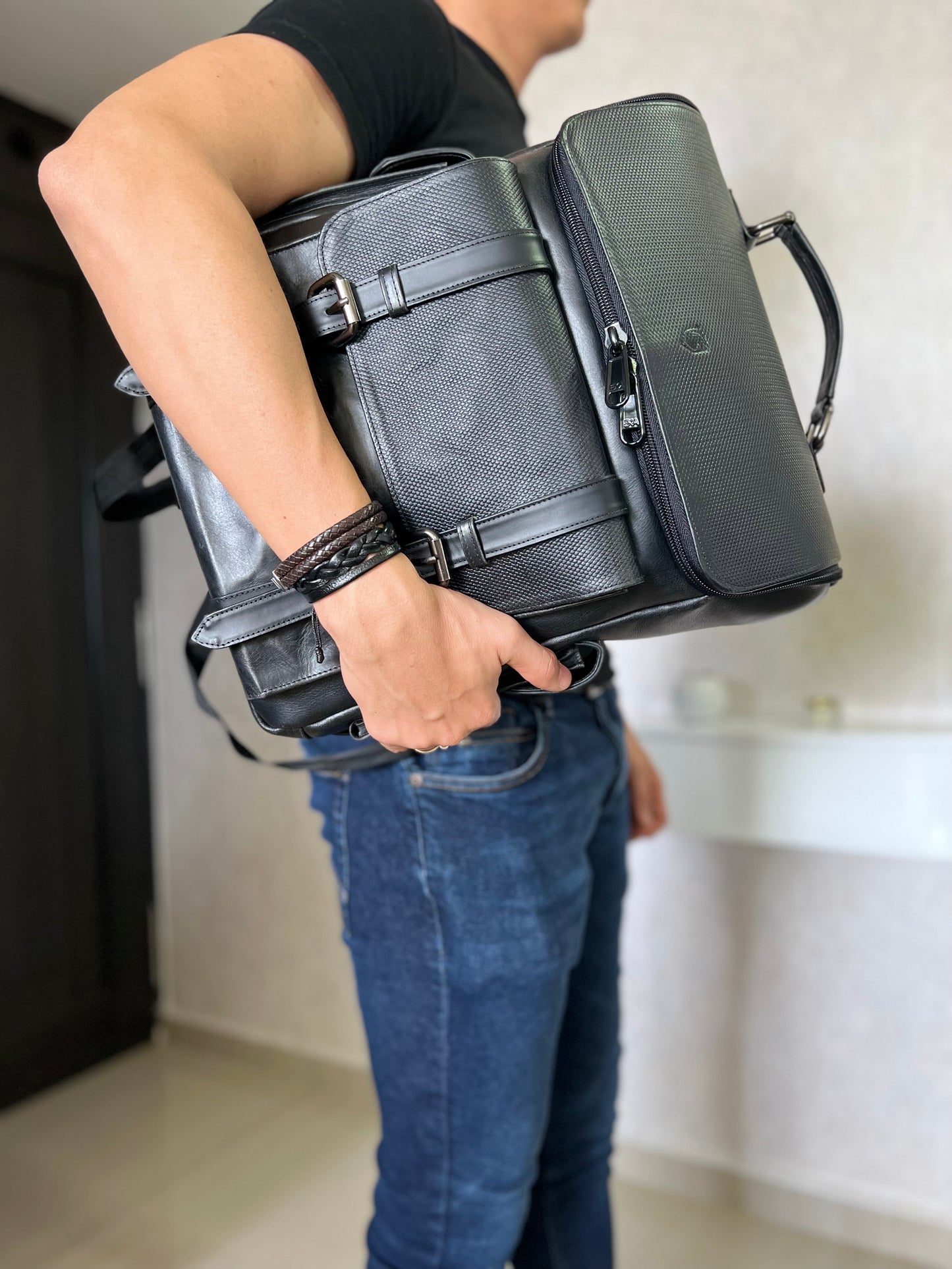 MORRAL ADRIAN MULTIFUNCIONAL EN CUERO NEGRO PARA HOMBRE | FREE ZONE