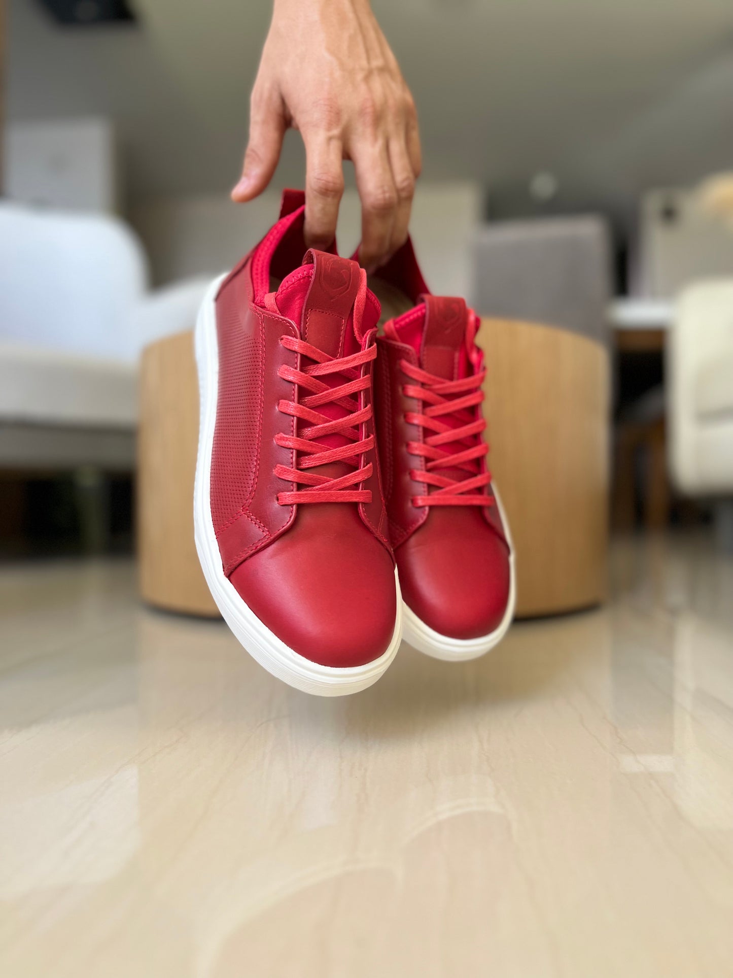 TENIS SNEAKERS PLANO TIPO MEDIA LEO PARA HOMBRE EN CUERO ROJO/ SPN 3021