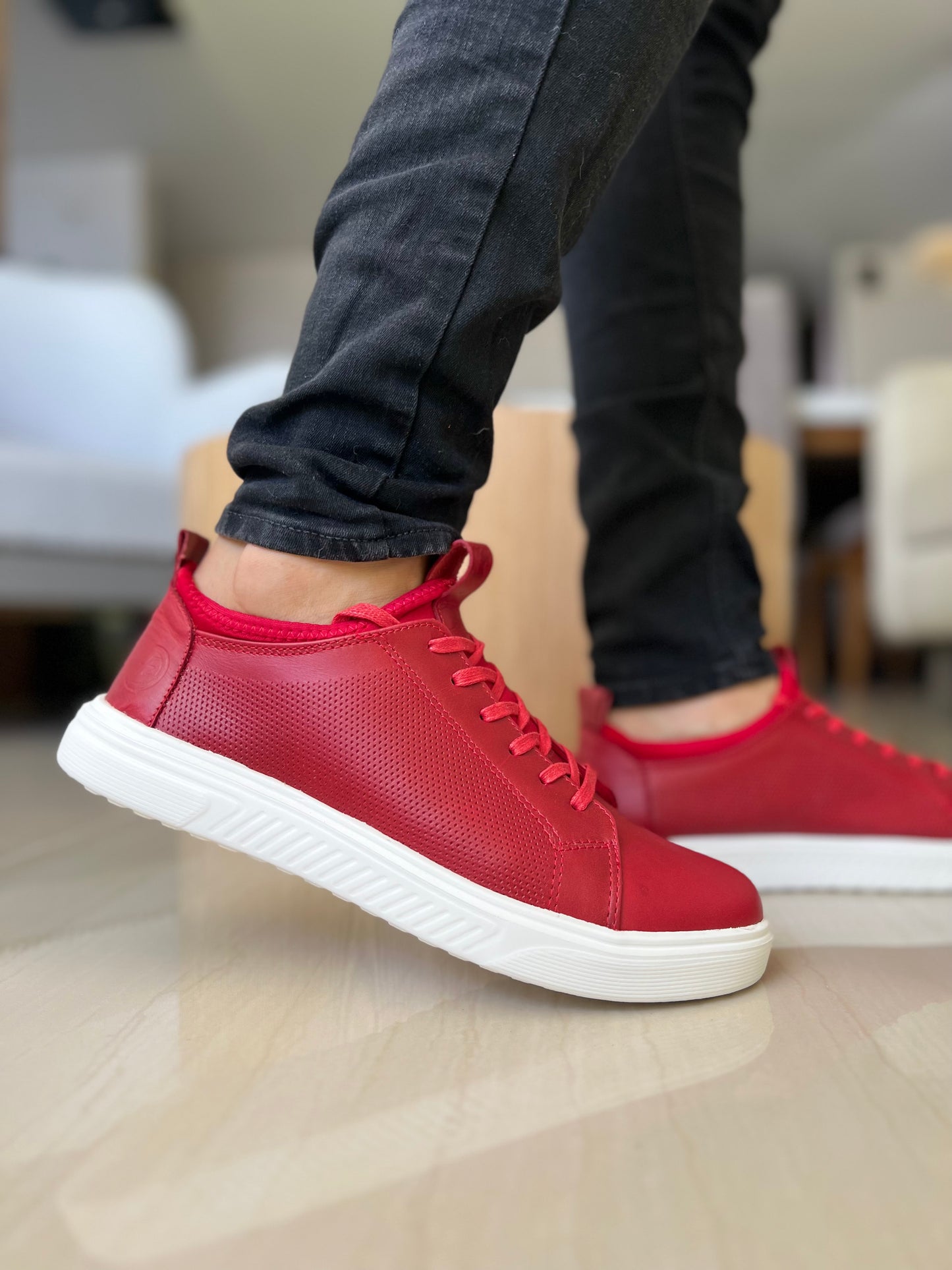 TENIS SNEAKERS PLANO TIPO MEDIA LEO PARA HOMBRE EN CUERO ROJO/ SPN 3021