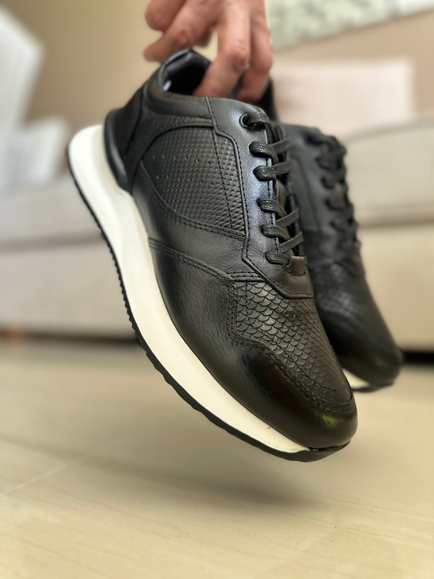 TENIS PARA HOMBRE EN CUERO NEGRO X SUELA BLANCA REF: D 12 IBIZA