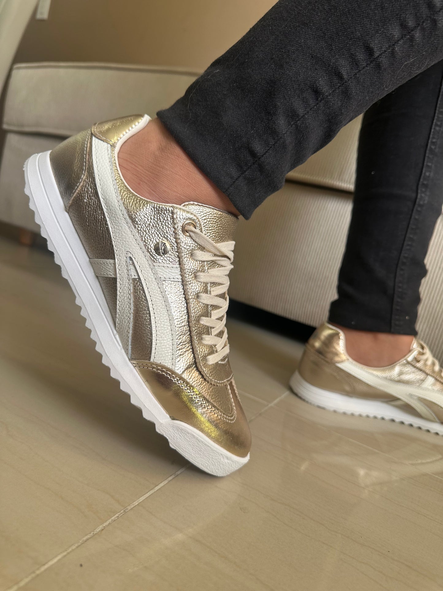 TENIS PARA DAMA EN CUERO DORADO | REF AURA