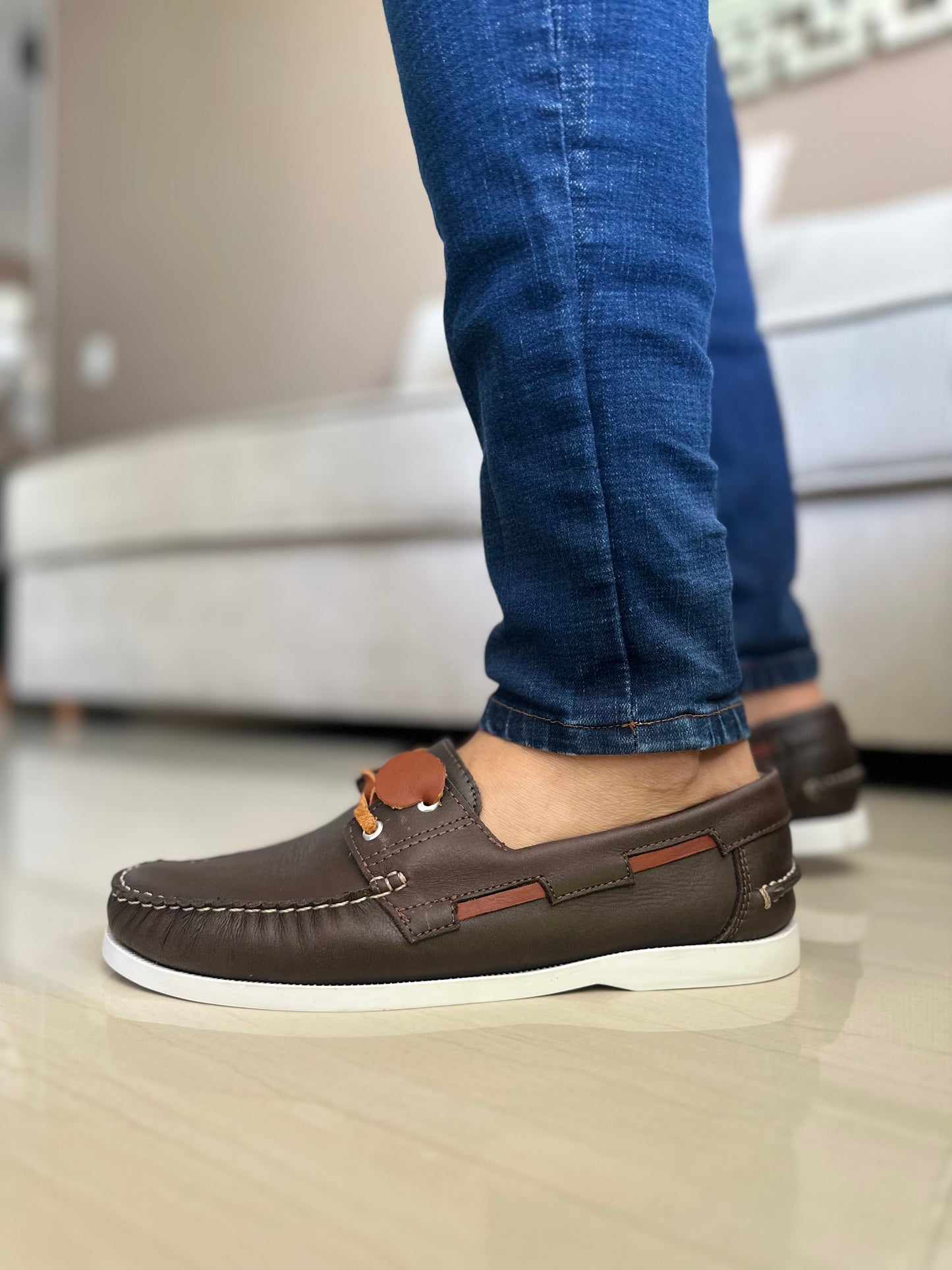 MOCASINES EN CUERO LISO HOJA SECA X BLANCO HOMBRE REF: ANDREW 732