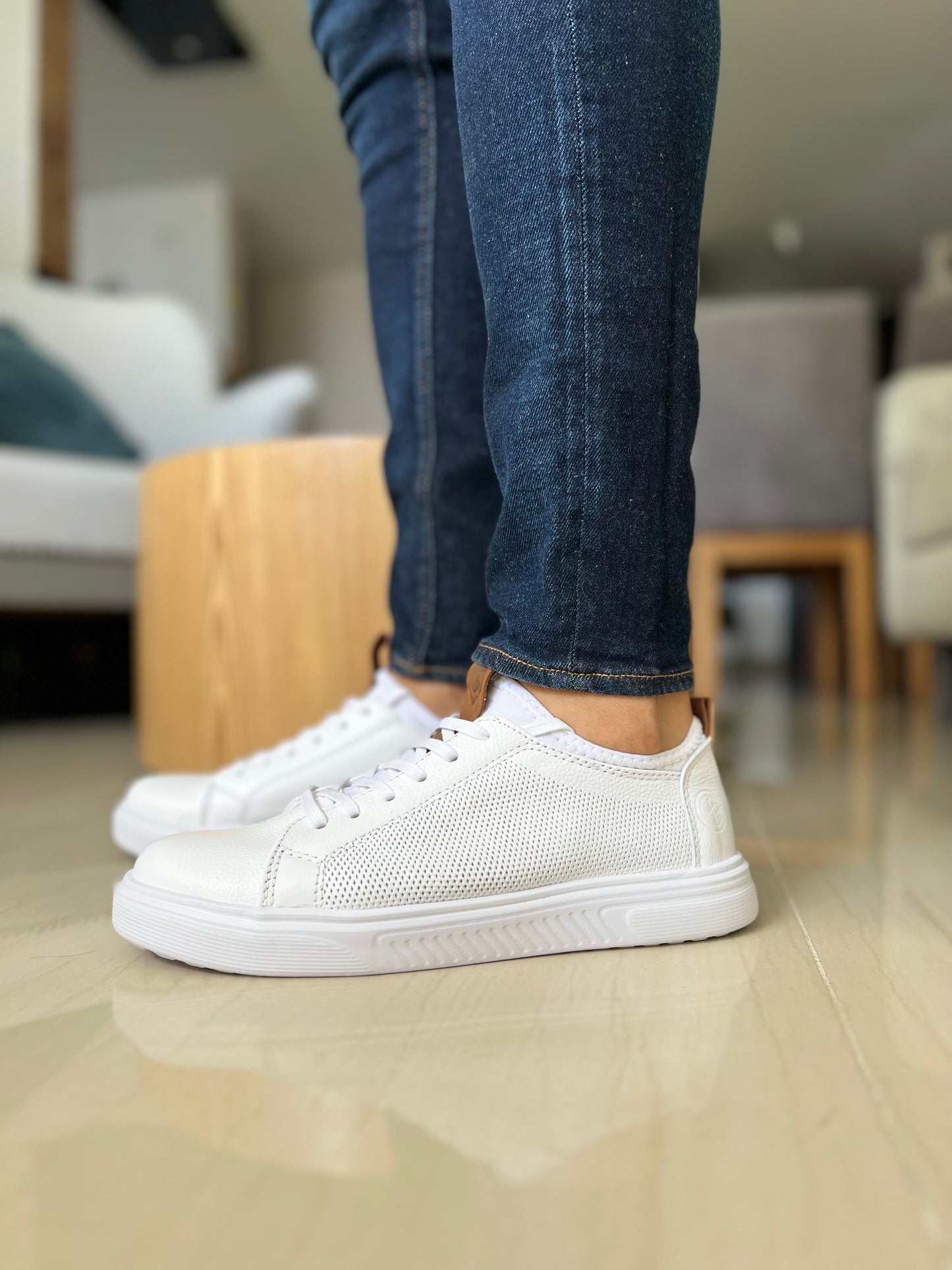 TENIS SNEAKERS PLANO TIPO MEDIA LEO PARA HOMBRE EN CUERO BLANCO/ SPN 3021