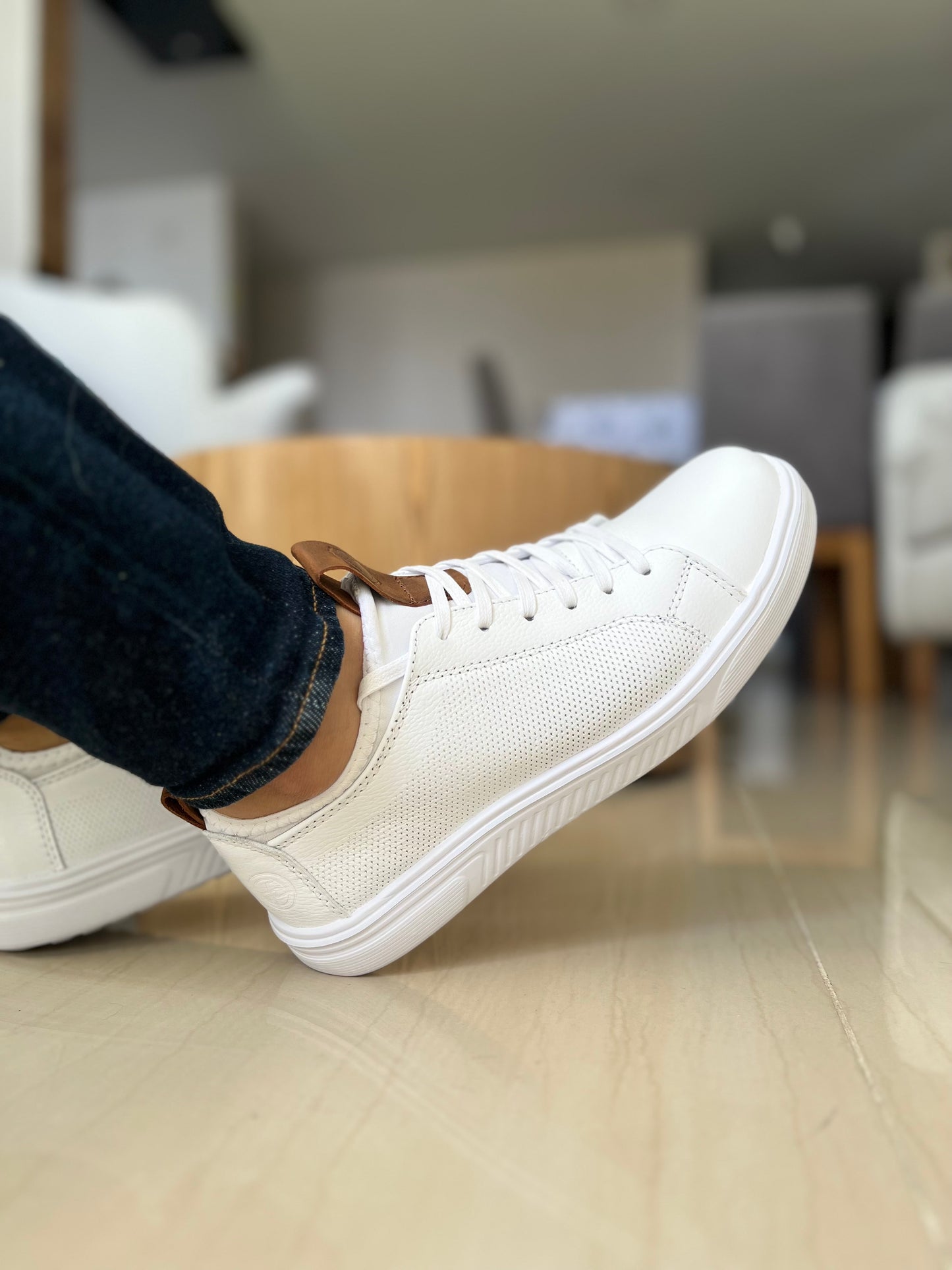 TENIS SNEAKERS PLANO TIPO MEDIA LEO PARA HOMBRE EN CUERO BLANCO/ SPN 3021
