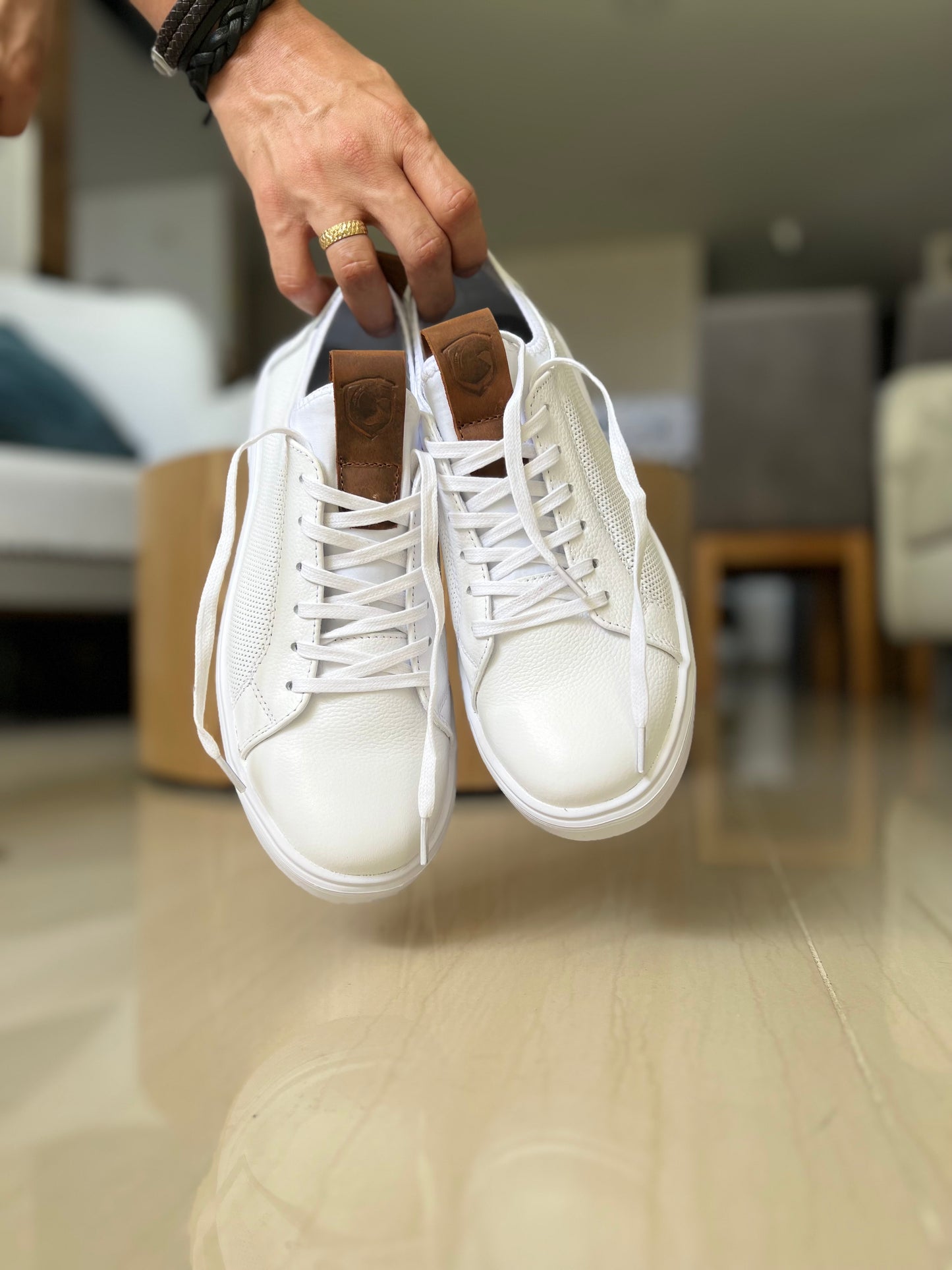 TENIS SNEAKERS PLANO TIPO MEDIA LEO PARA HOMBRE EN CUERO BLANCO/ SPN 3021