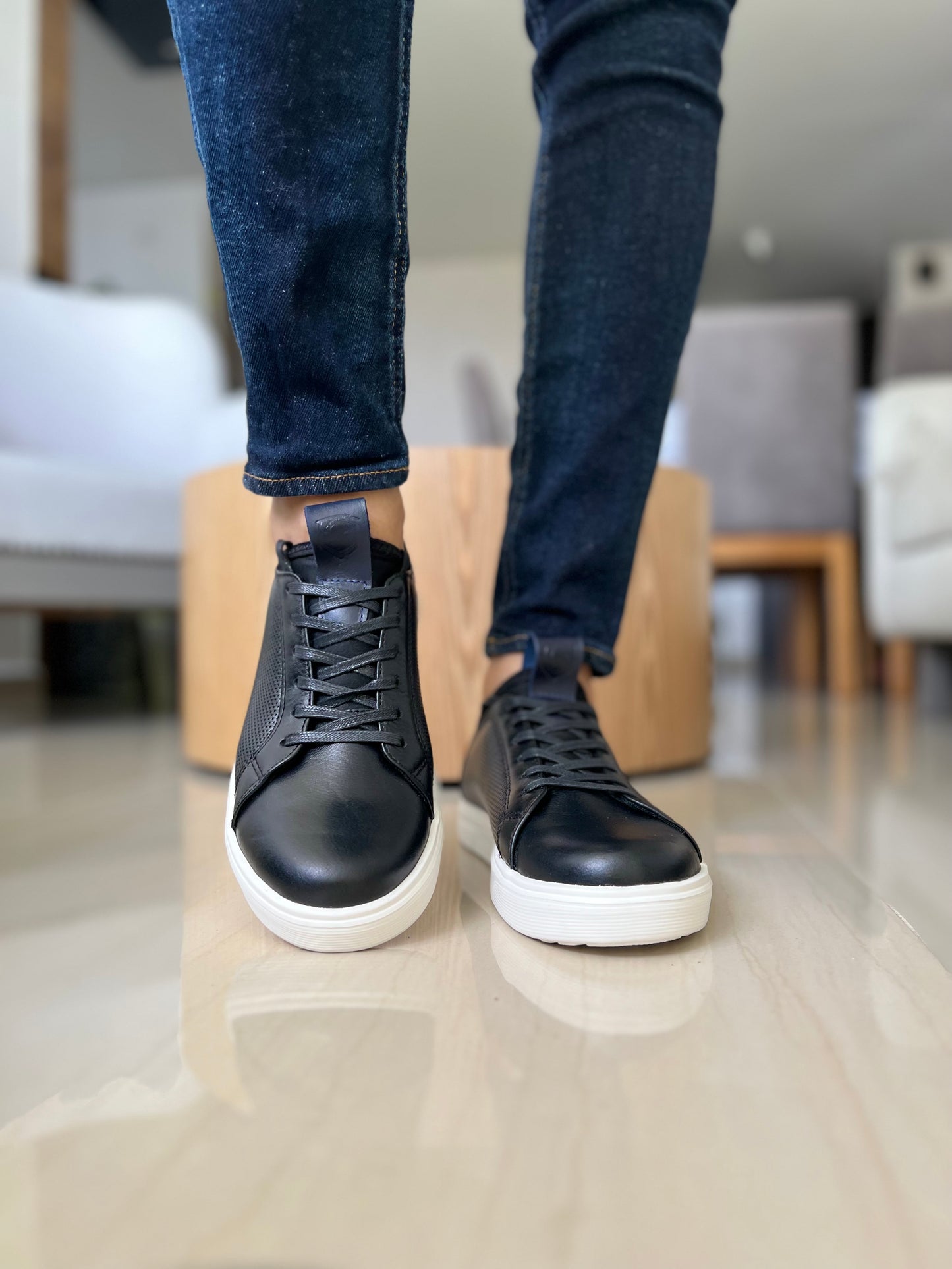 TENIS SNEAKERS PLANO TIPO MEDIA LEO PARA HOMBRE EN CUERO NEGRO/ SPN 3021