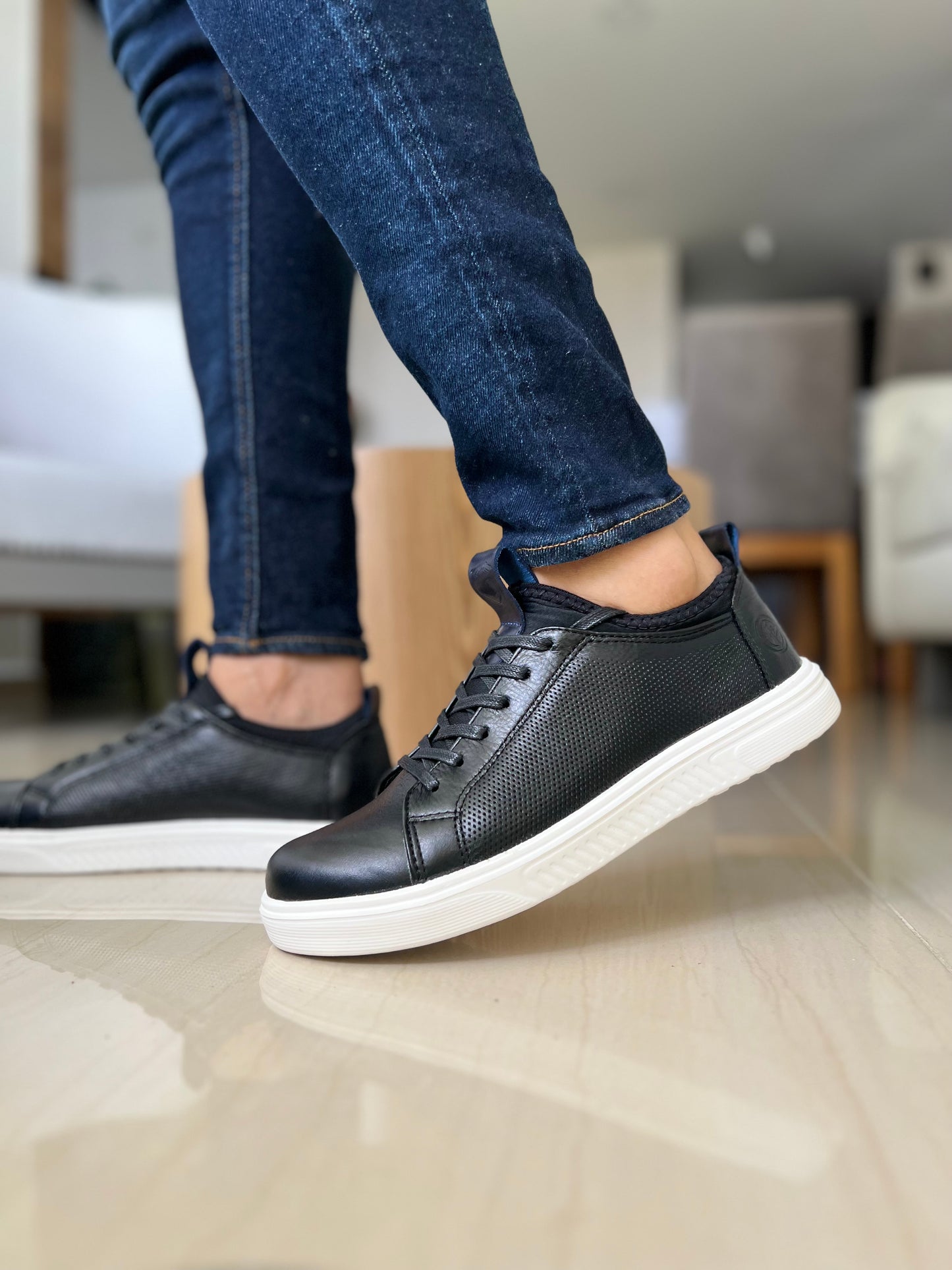 TENIS SNEAKERS PLANO TIPO MEDIA LEO PARA HOMBRE EN CUERO NEGRO/ SPN 3021