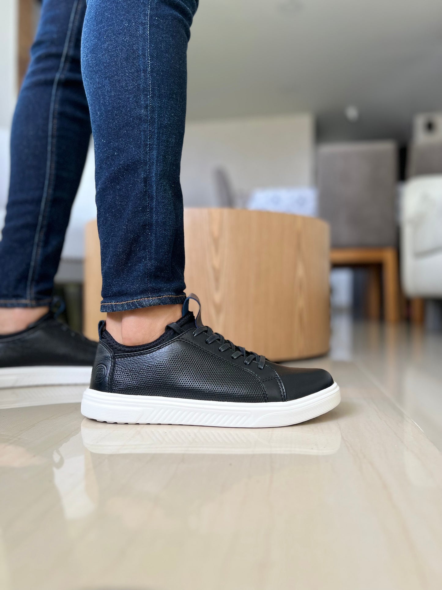 TENIS SNEAKERS PLANO TIPO MEDIA LEO PARA HOMBRE EN CUERO NEGRO/ SPN 3021