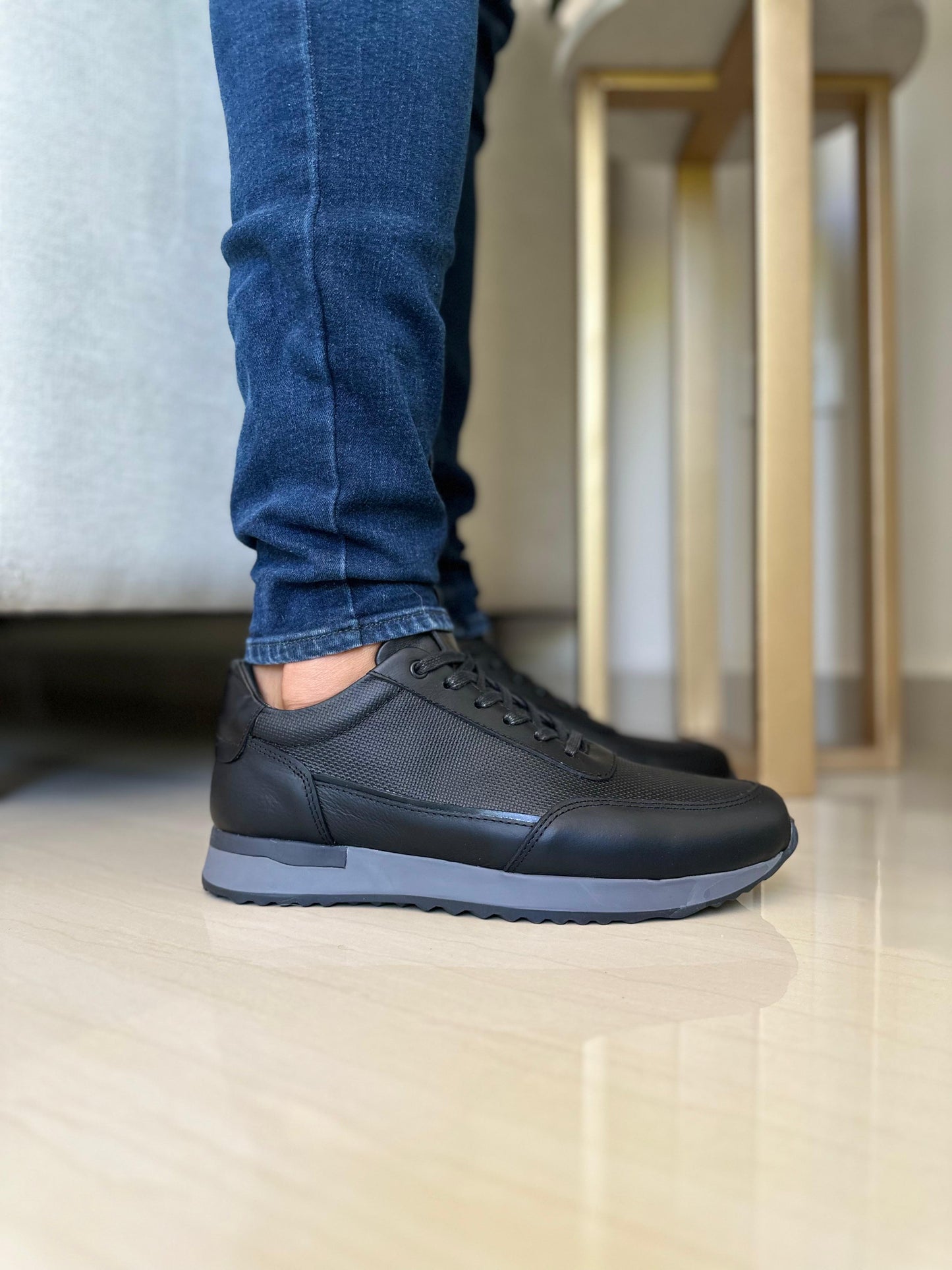 TENIS RYAN EN CUERO NEGRO Y SUELA GRIS PARA HOMBRE / TOÑ - 431
