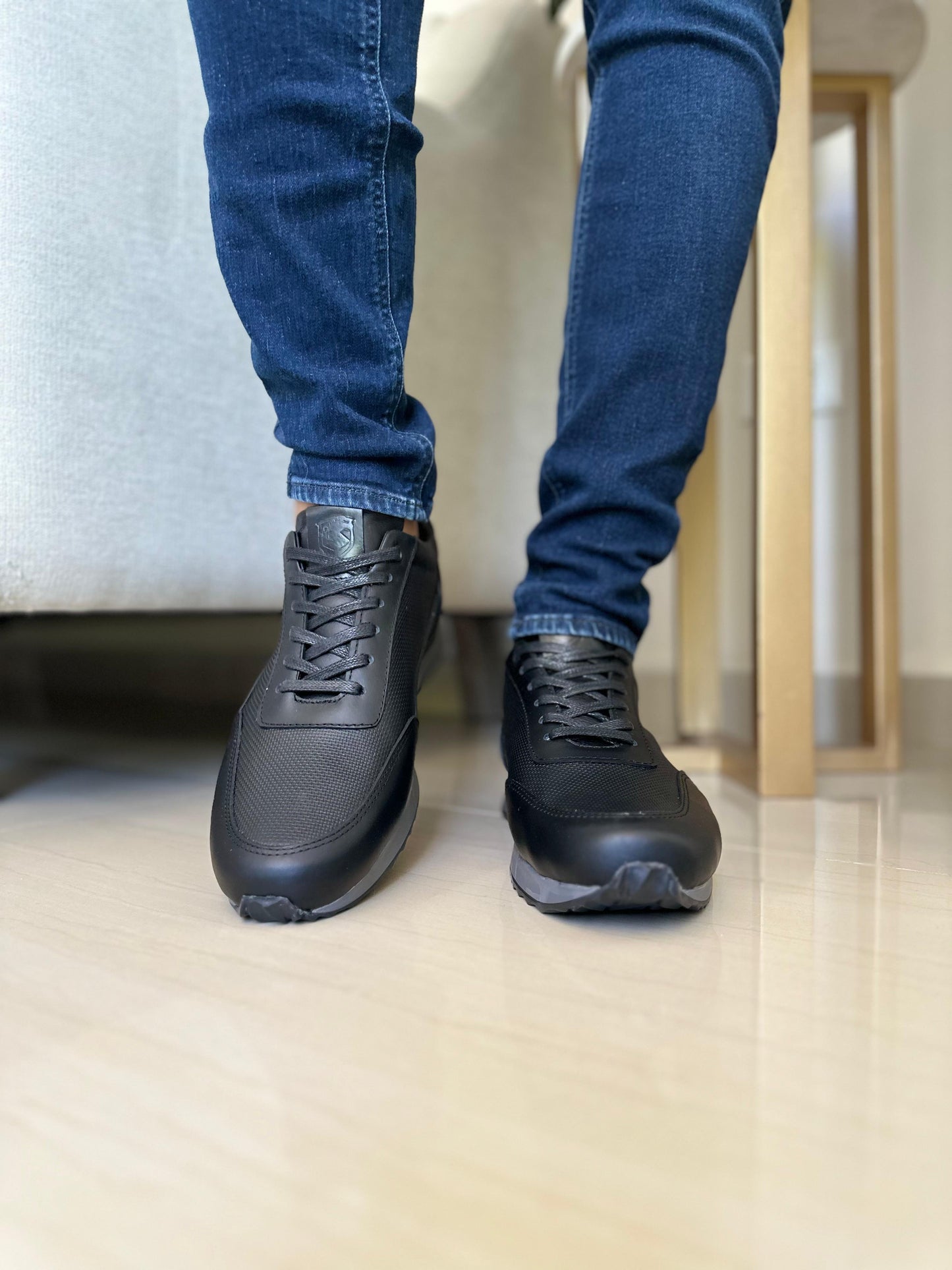 TENIS RYAN EN CUERO NEGRO Y SUELA GRIS PARA HOMBRE / TOÑ - 431