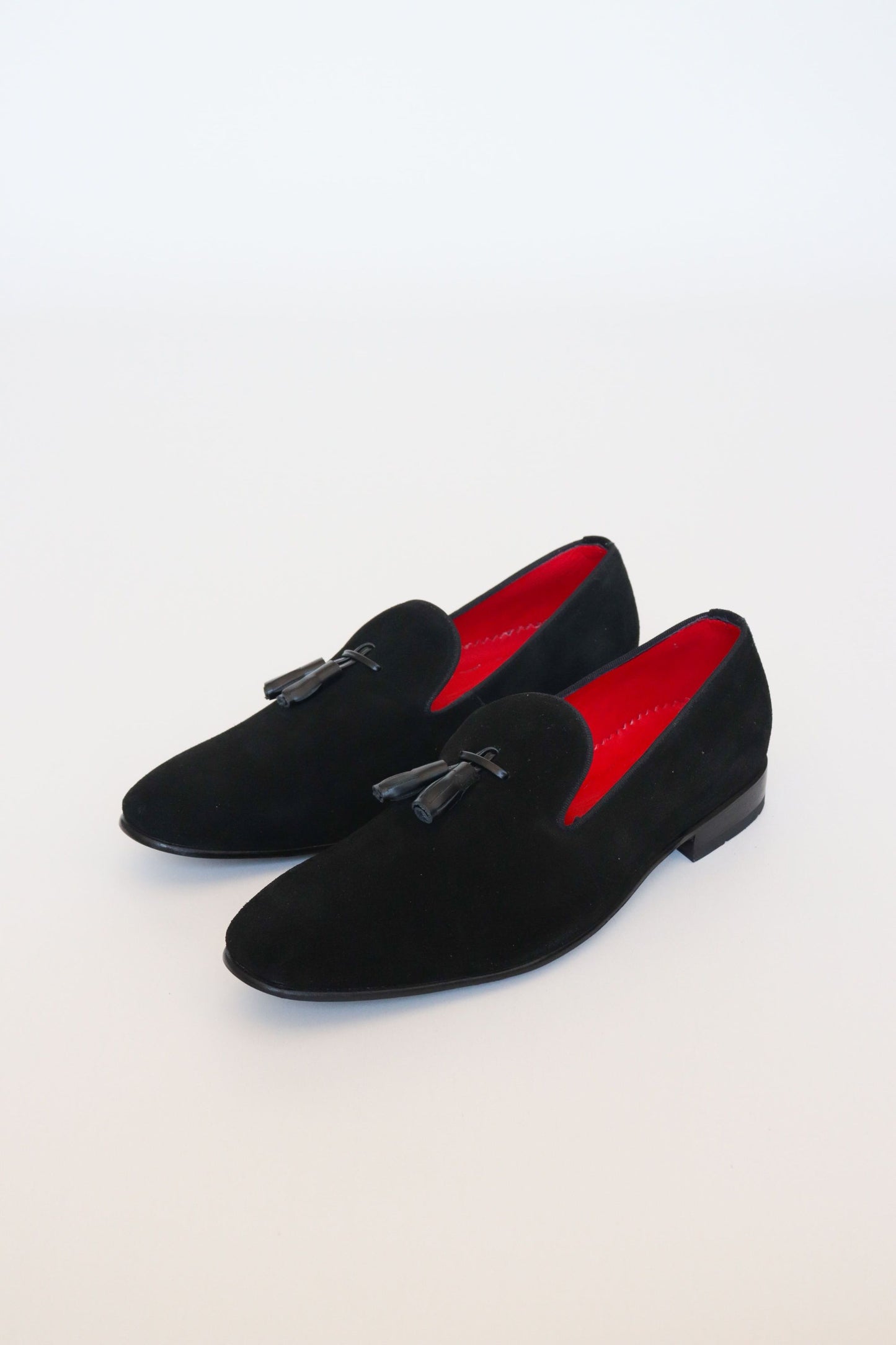 SLIPPERS BASILIO EN CUERO CARNAZA NEGRO PARA HOMBRE / REF: LUZ 1707