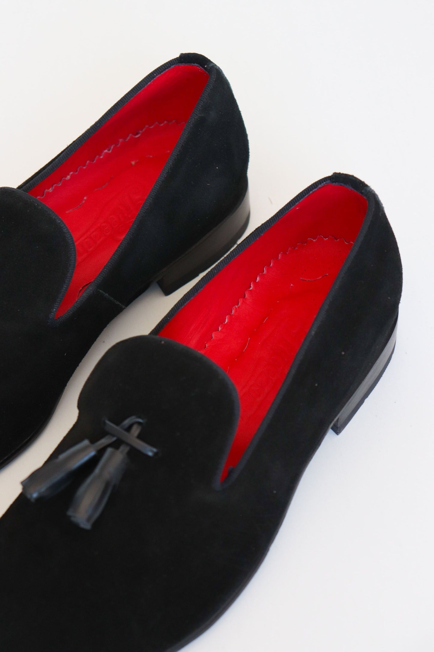 SLIPPERS BASILIO EN CUERO CARNAZA NEGRO PARA HOMBRE / REF: LUZ 1707
