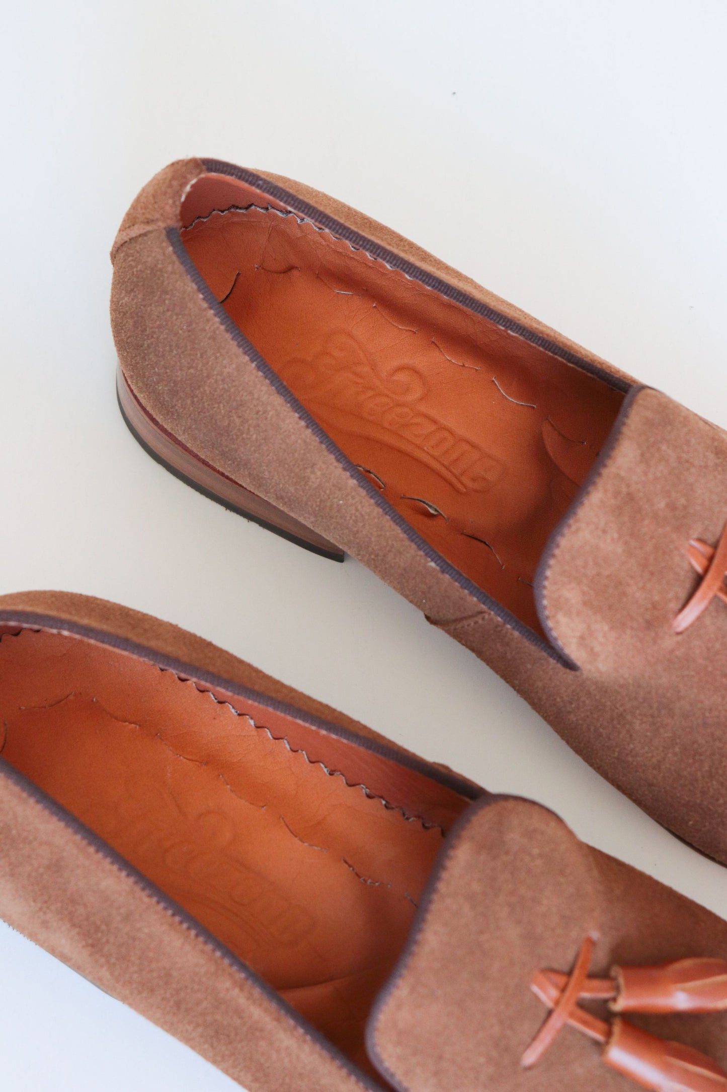SLIPPERS BASILIO EN CUERO CARNAZA CAMEL PARA HOMBRE / REF: LUZ 1707