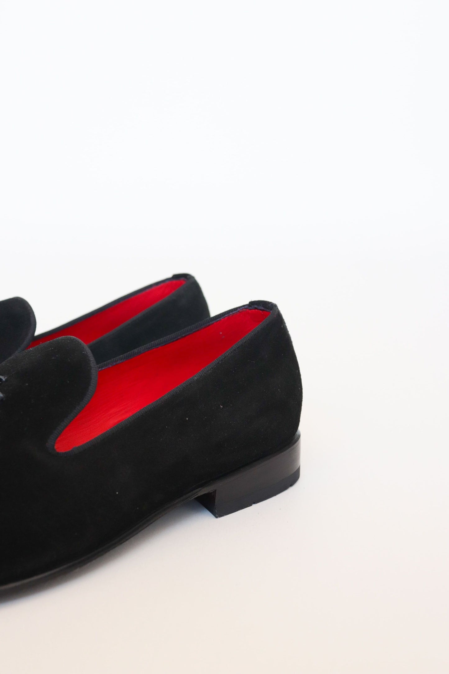 SLIPPERS BASILIO EN CUERO CARNAZA NEGRO PARA HOMBRE / REF: LUZ 1707