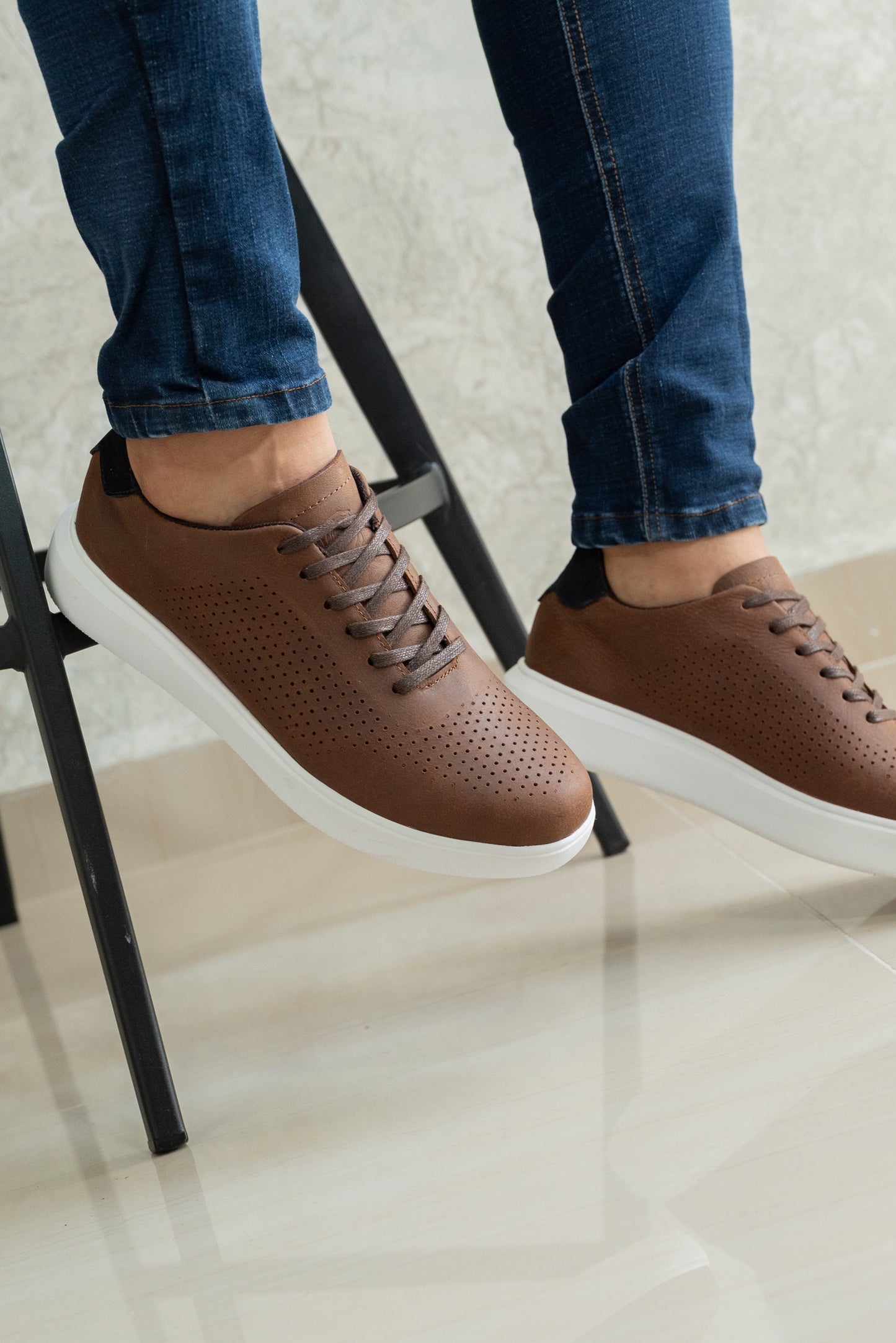 TENIS PARA HOMBRE EN CUERO SANGRIA REF: BRUSELAS 3202 GLD