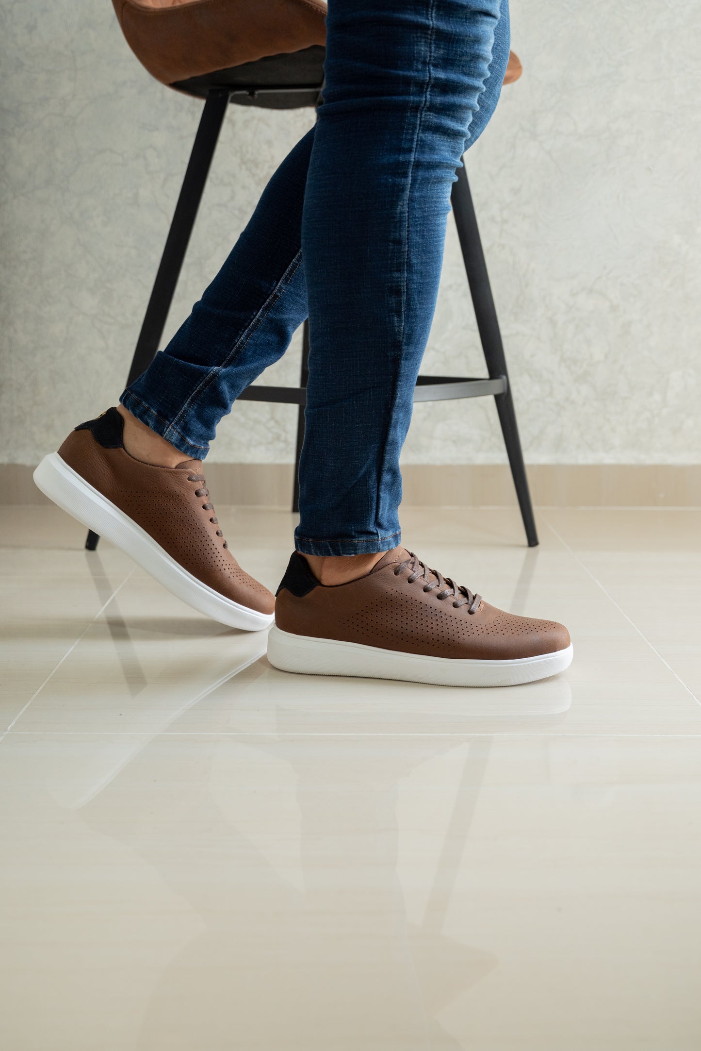 TENIS PARA HOMBRE EN CUERO SANGRIA REF: BRUSELAS 3202 GLD