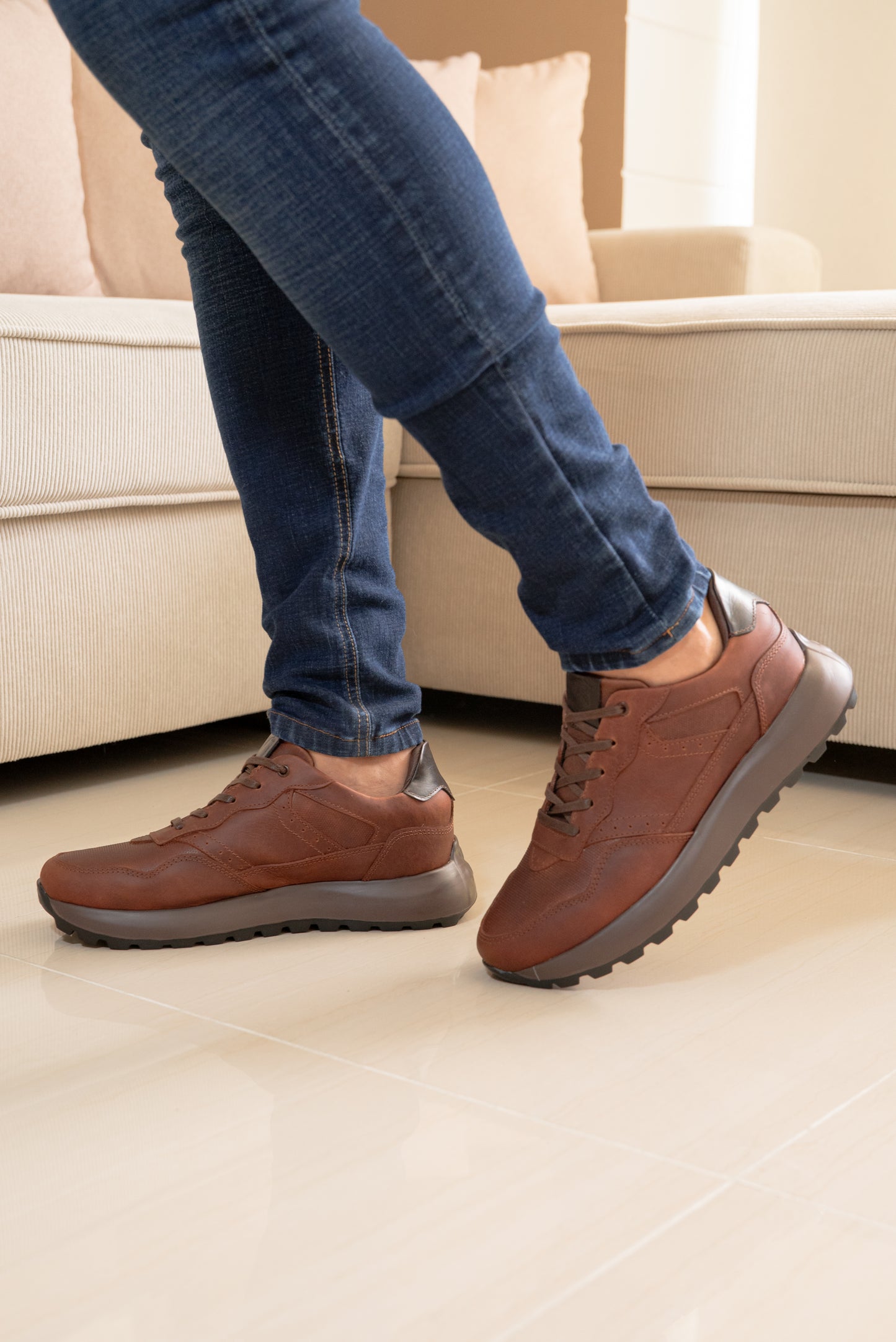 TENIS EN CUERO ENCERADO PARA HOMBRE COLOR COÑAC SUELA EVA  | REF: DUBLIN B99