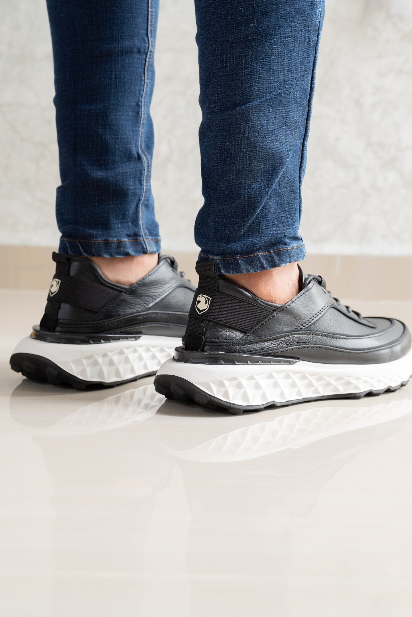 TENIS PARA HOMBRE EN CUERO NEGRO | REF KATMANDU 3309