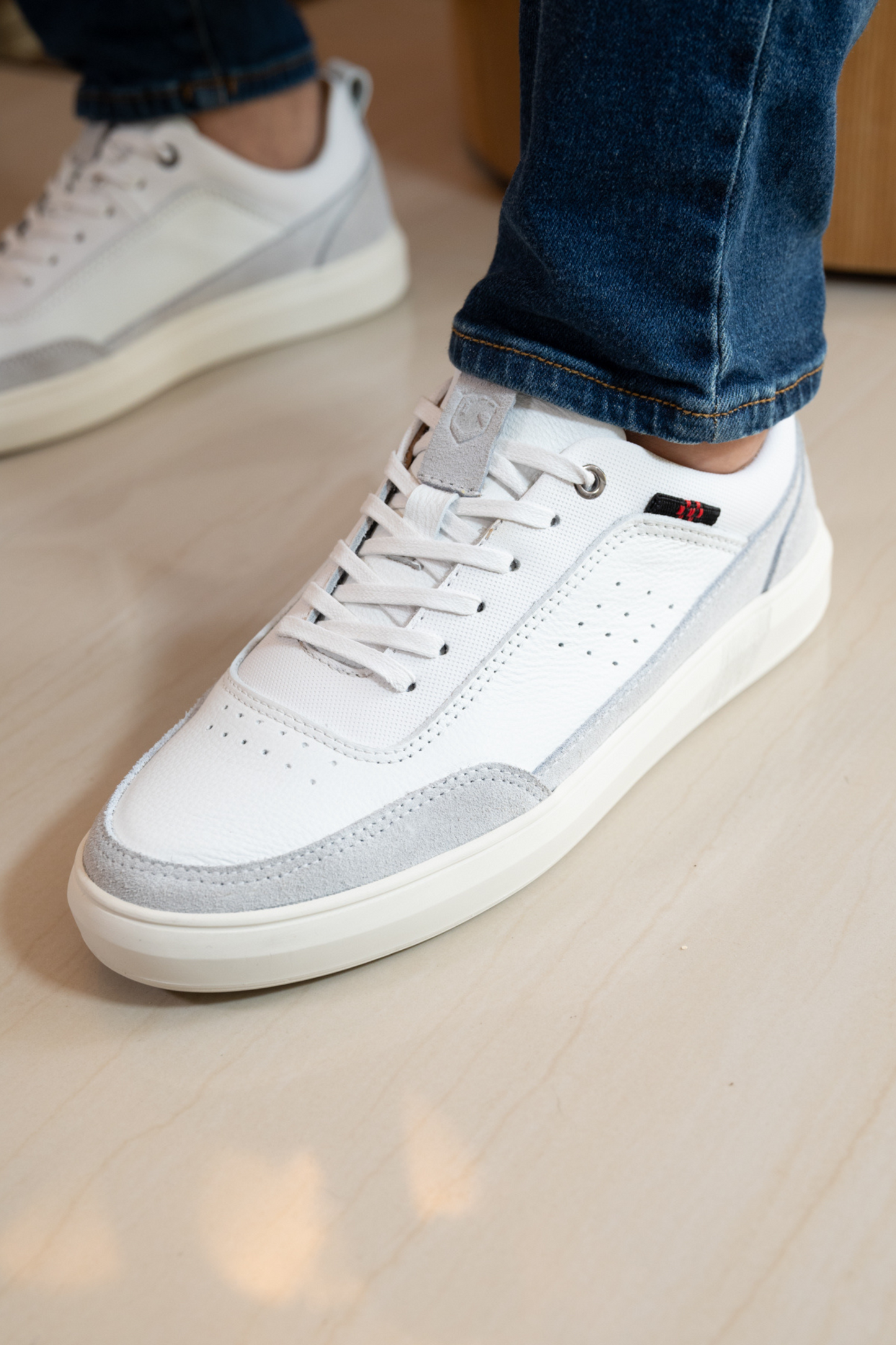 TENIS PARA HOMBRE EN CUERO BLANCO REF: RAIN 2142