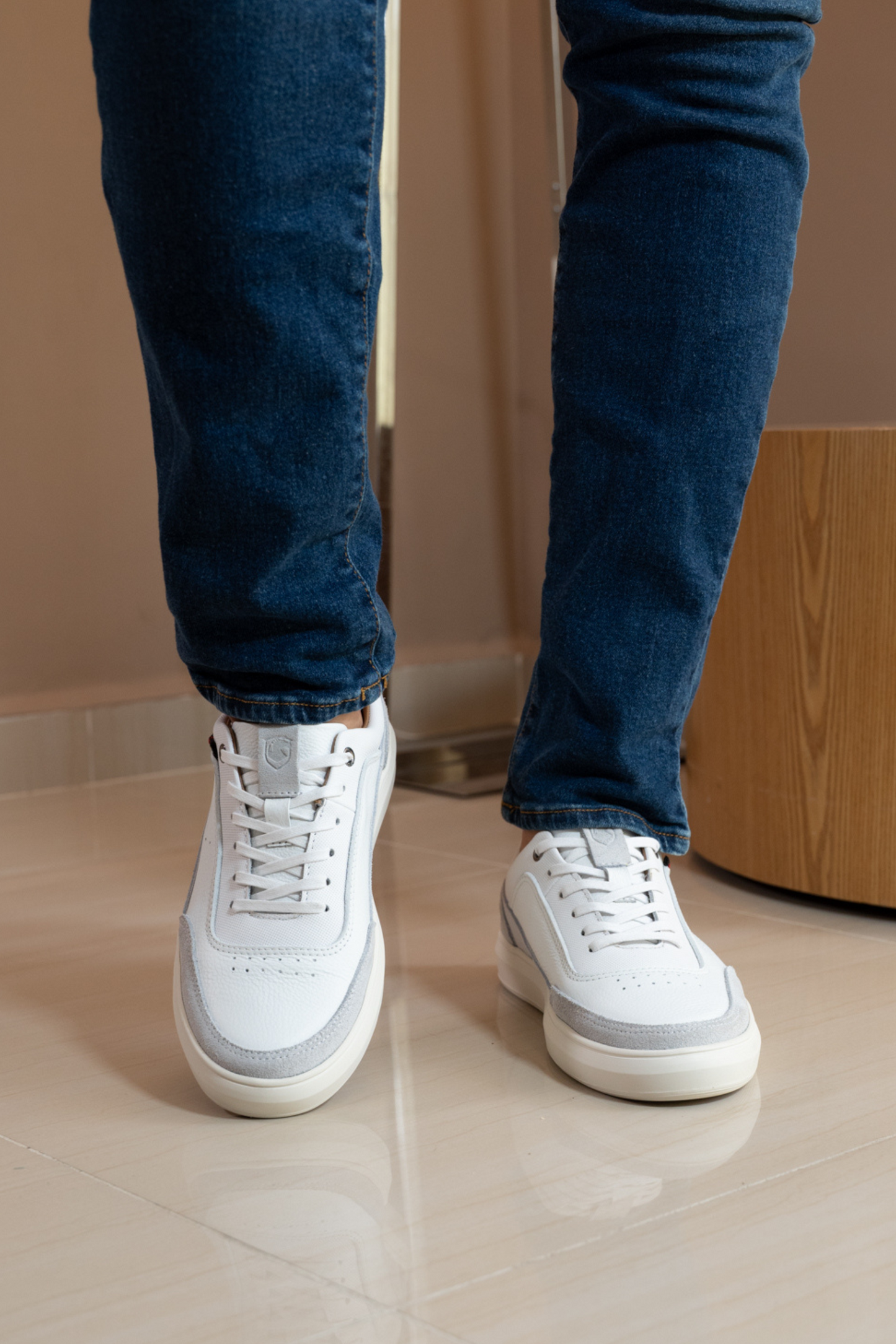TENIS PARA HOMBRE EN CUERO BLANCO REF: RAIN 2142