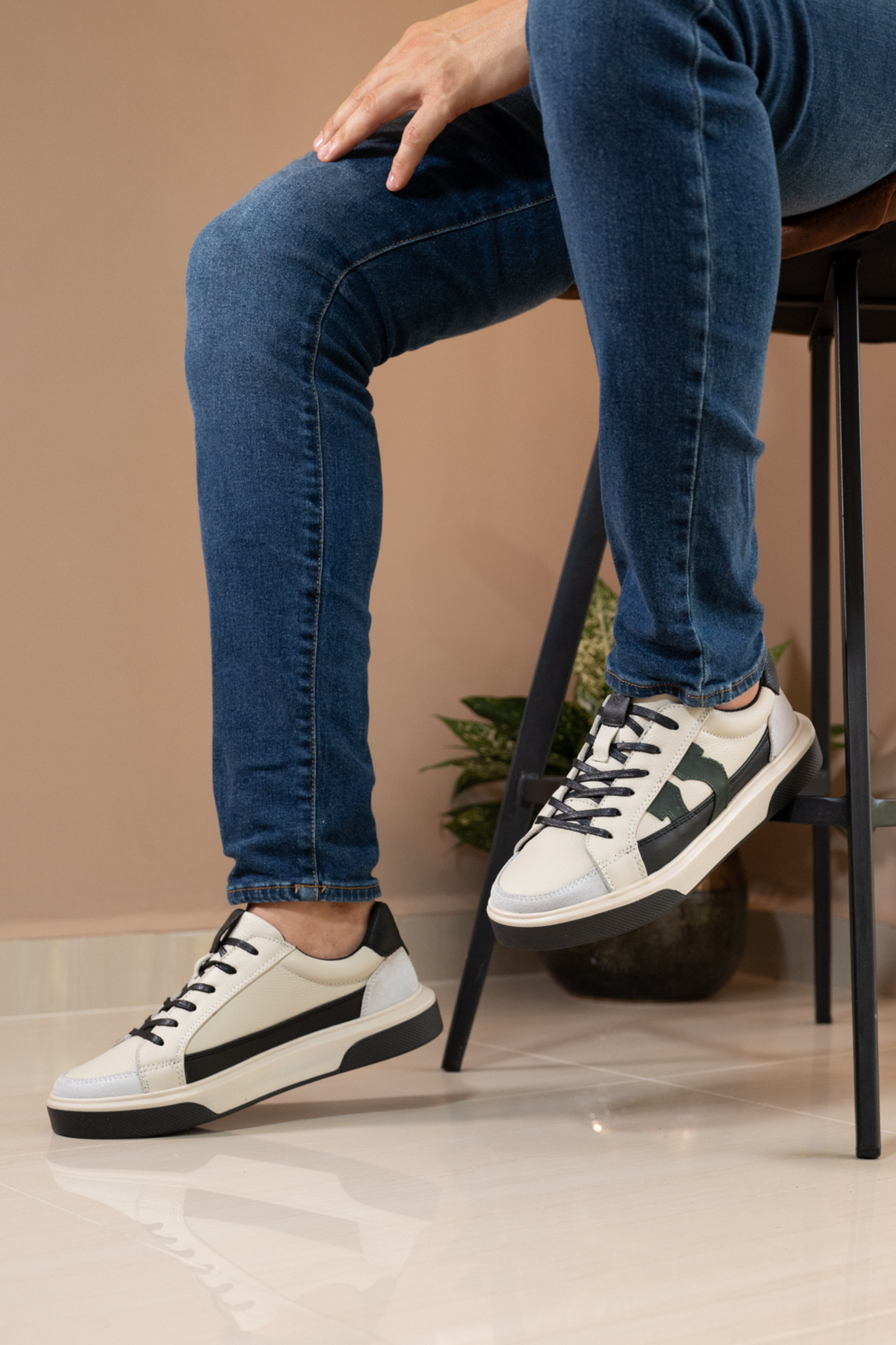 TENIS PARA HOMBRE EN CUERO BLANCO REF: BOLT 2143