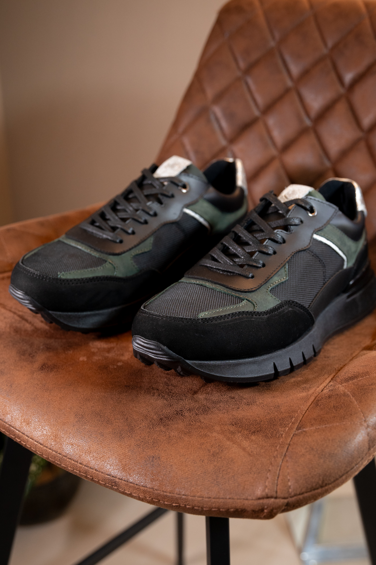 TENIS PARA HOMBRE EN CUERO NEGRO  REF: ROMA 2123