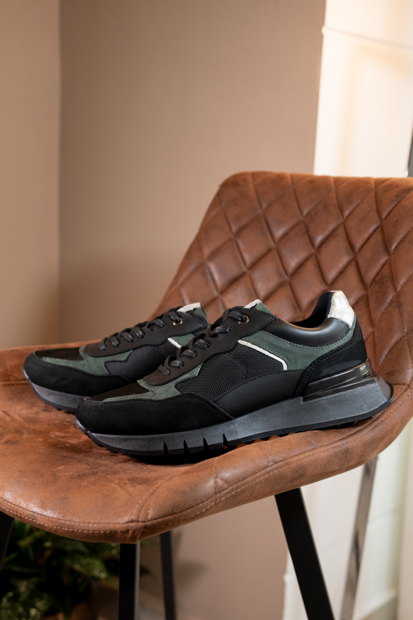 TENIS PARA HOMBRE EN CUERO NEGRO  REF: ROMA 2123
