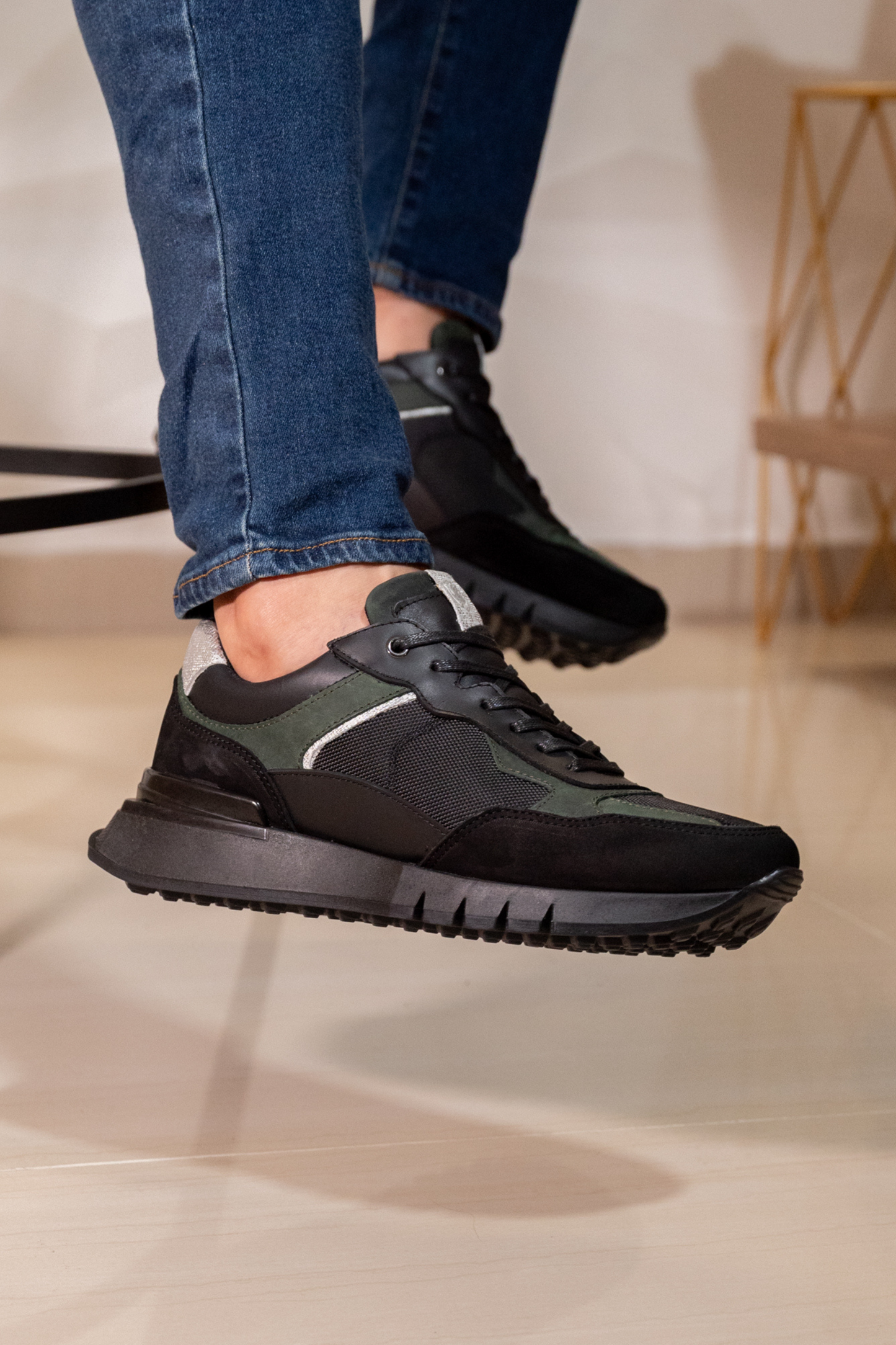 TENIS PARA HOMBRE EN CUERO NEGRO  REF: ROMA 2123
