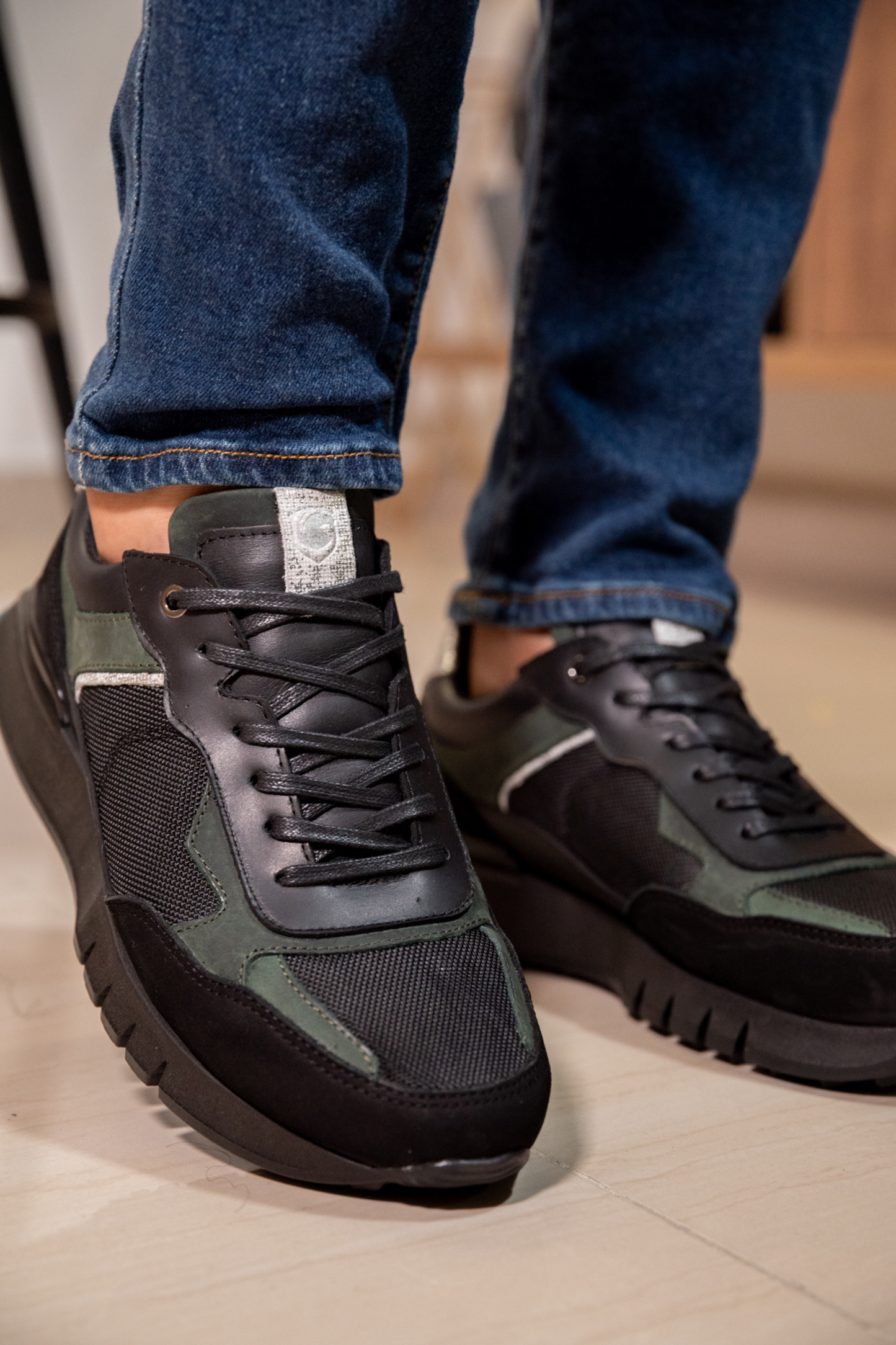 TENIS PARA HOMBRE EN CUERO NEGRO  REF: ROMA 2123