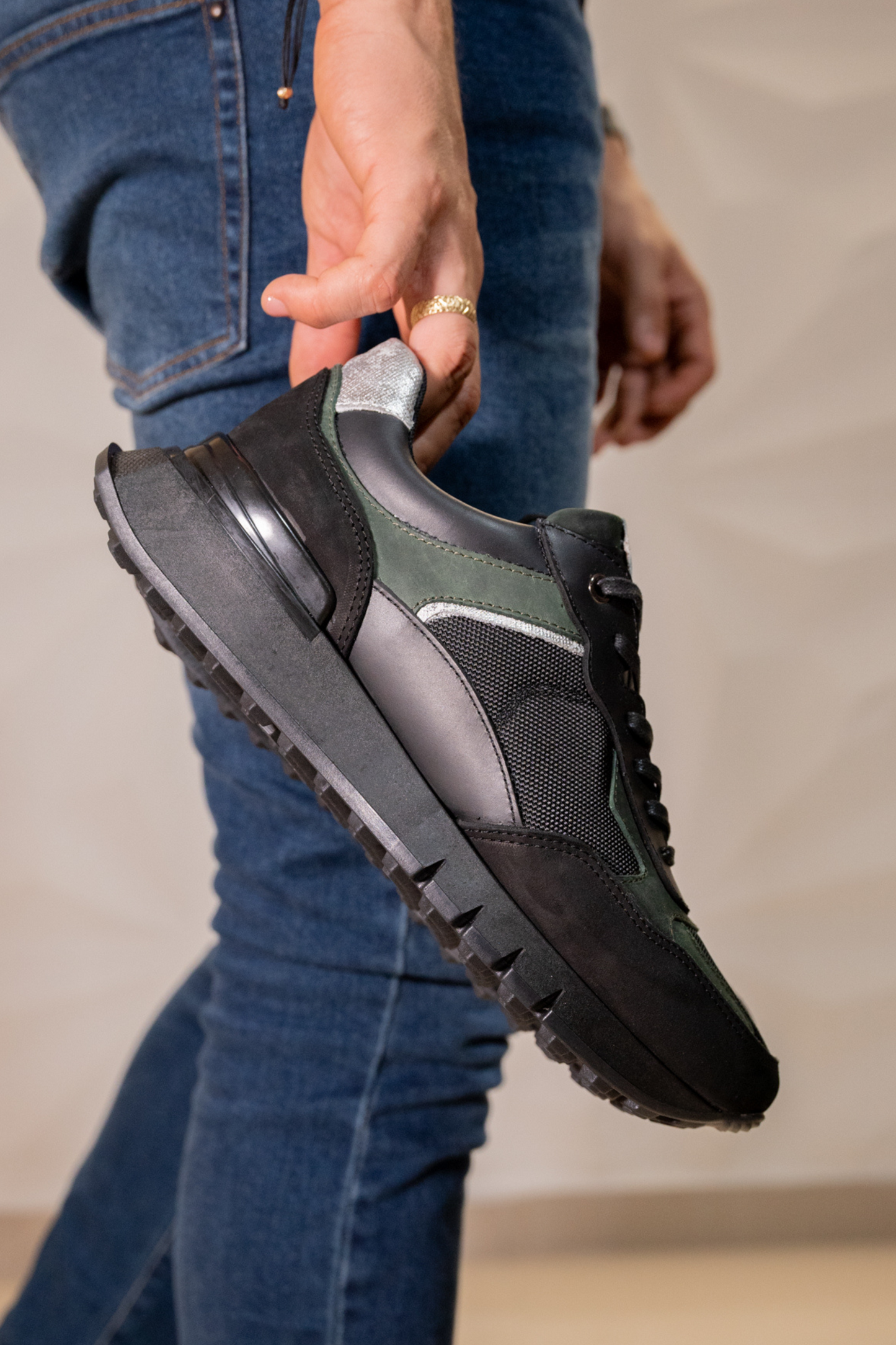 TENIS PARA HOMBRE EN CUERO NEGRO  REF: ROMA 2123