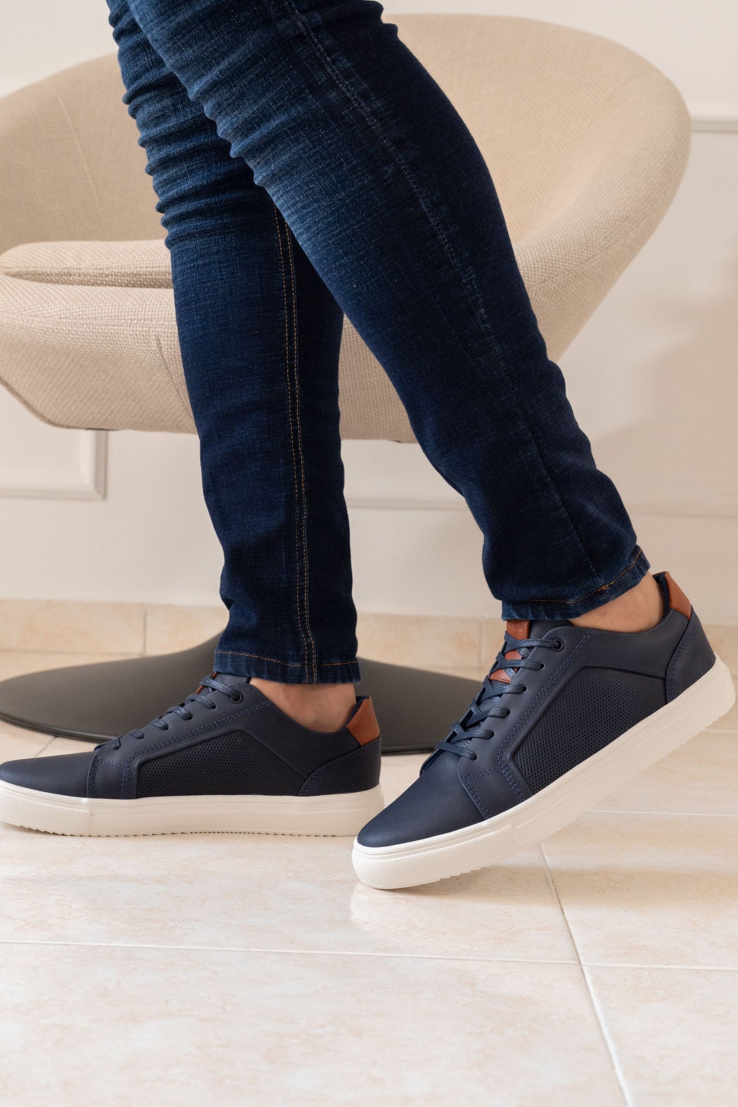 SNEAKERS BYUL EN CUERO CAFE PARA HOMBRE