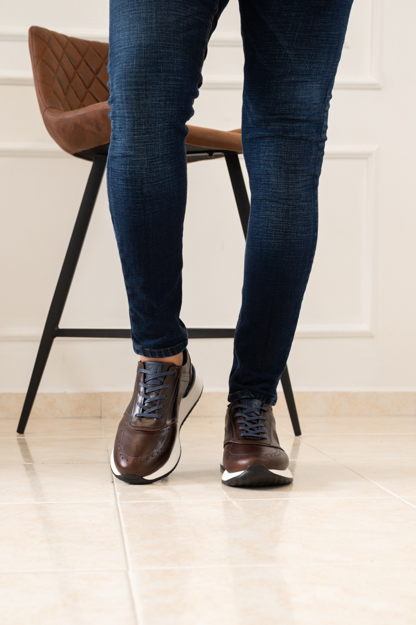 TENIS EN CUERO PARA HOMBRE COLOR MARRON X AZUL REF: D 16 AMSTERDA