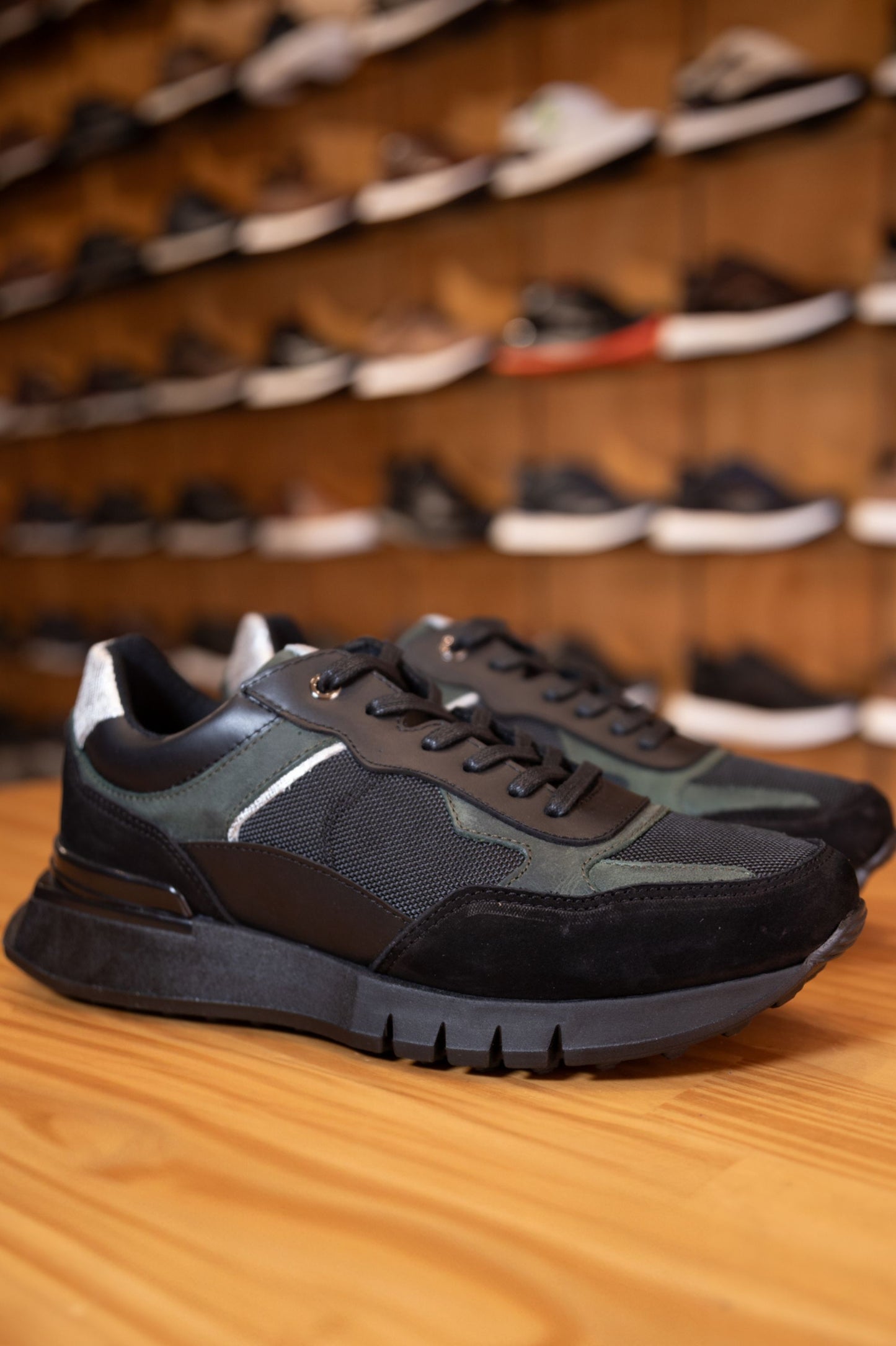 TENIS PARA HOMBRE EN CUERO NEGRO  REF: ROMA 2123