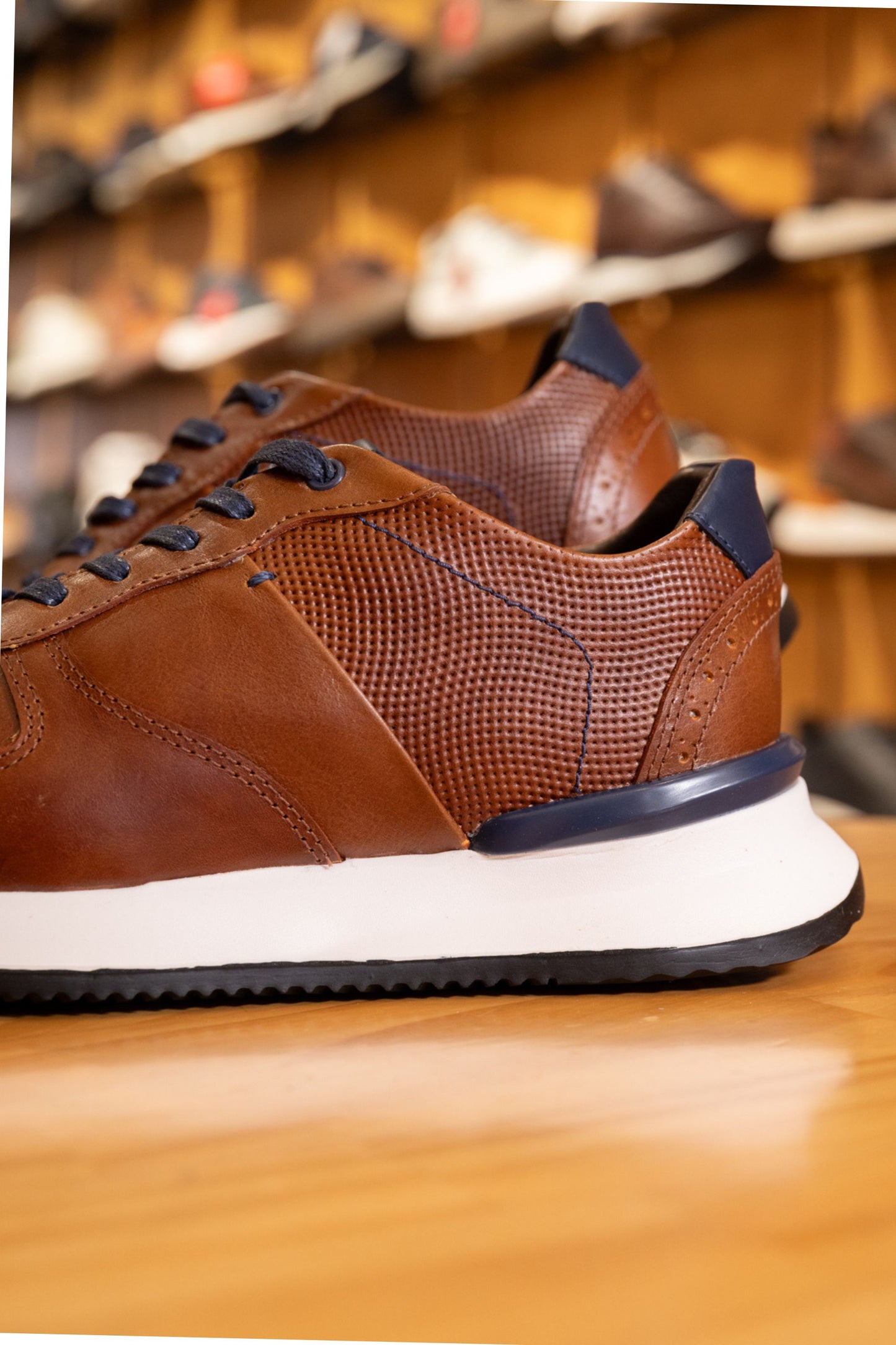 TENIS EN CUERO PARA HOMBRE COLOR MIEL CON AZUL REF: LISBOA D 15