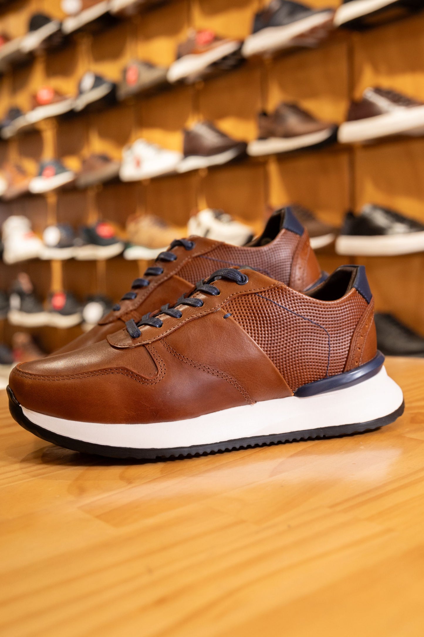 TENIS EN CUERO PARA HOMBRE COLOR MIEL CON AZUL REF: LISBOA D 15