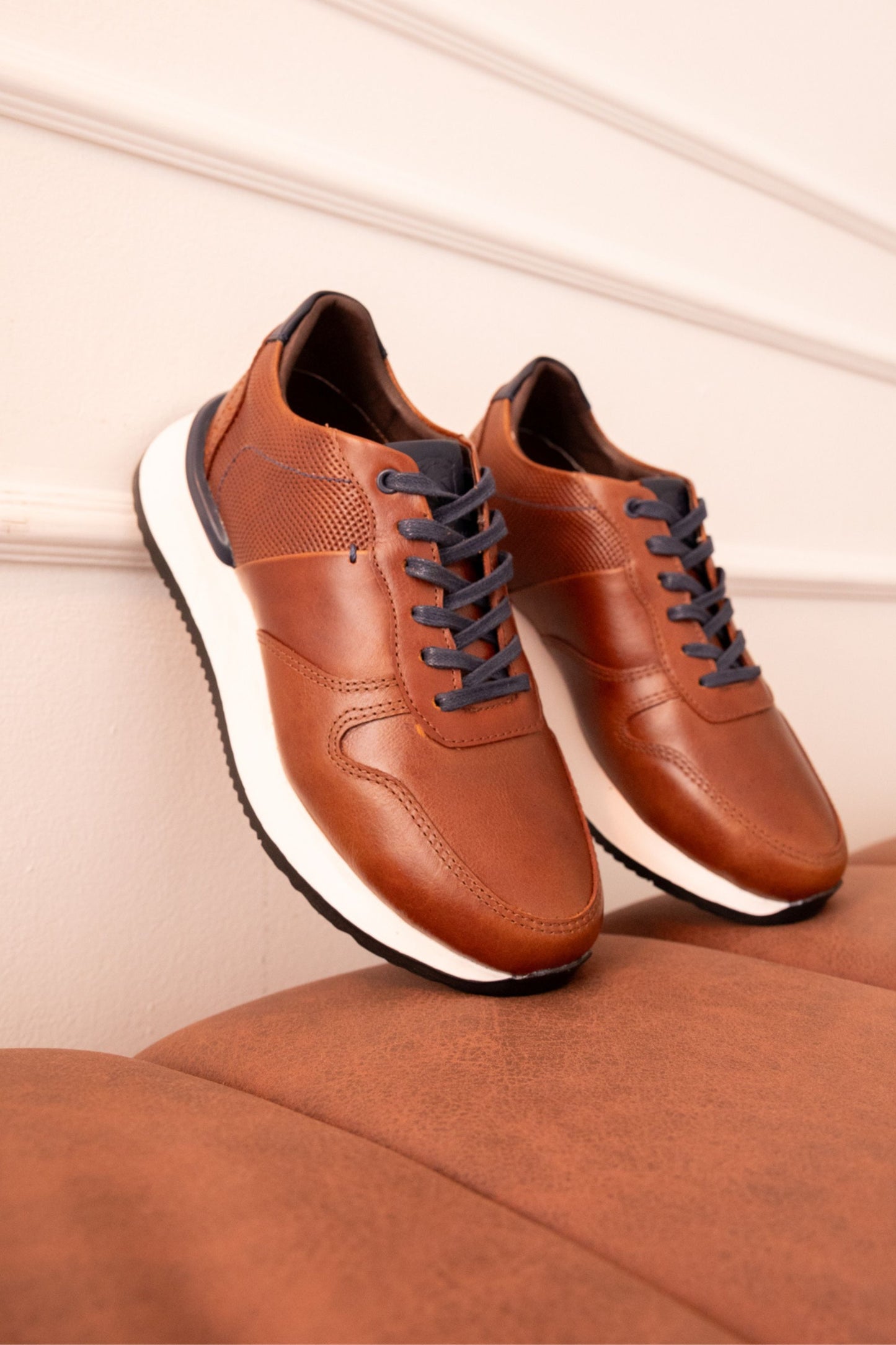 TENIS EN CUERO PARA HOMBRE COLOR MIEL CON AZUL REF: LISBOA D 15