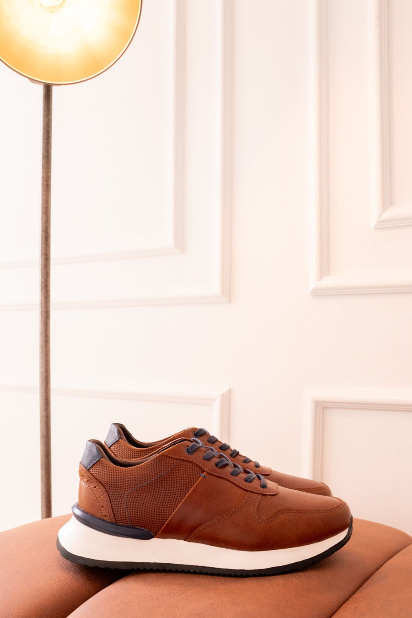 TENIS EN CUERO PARA HOMBRE COLOR MIEL CON AZUL REF: LISBOA D 15